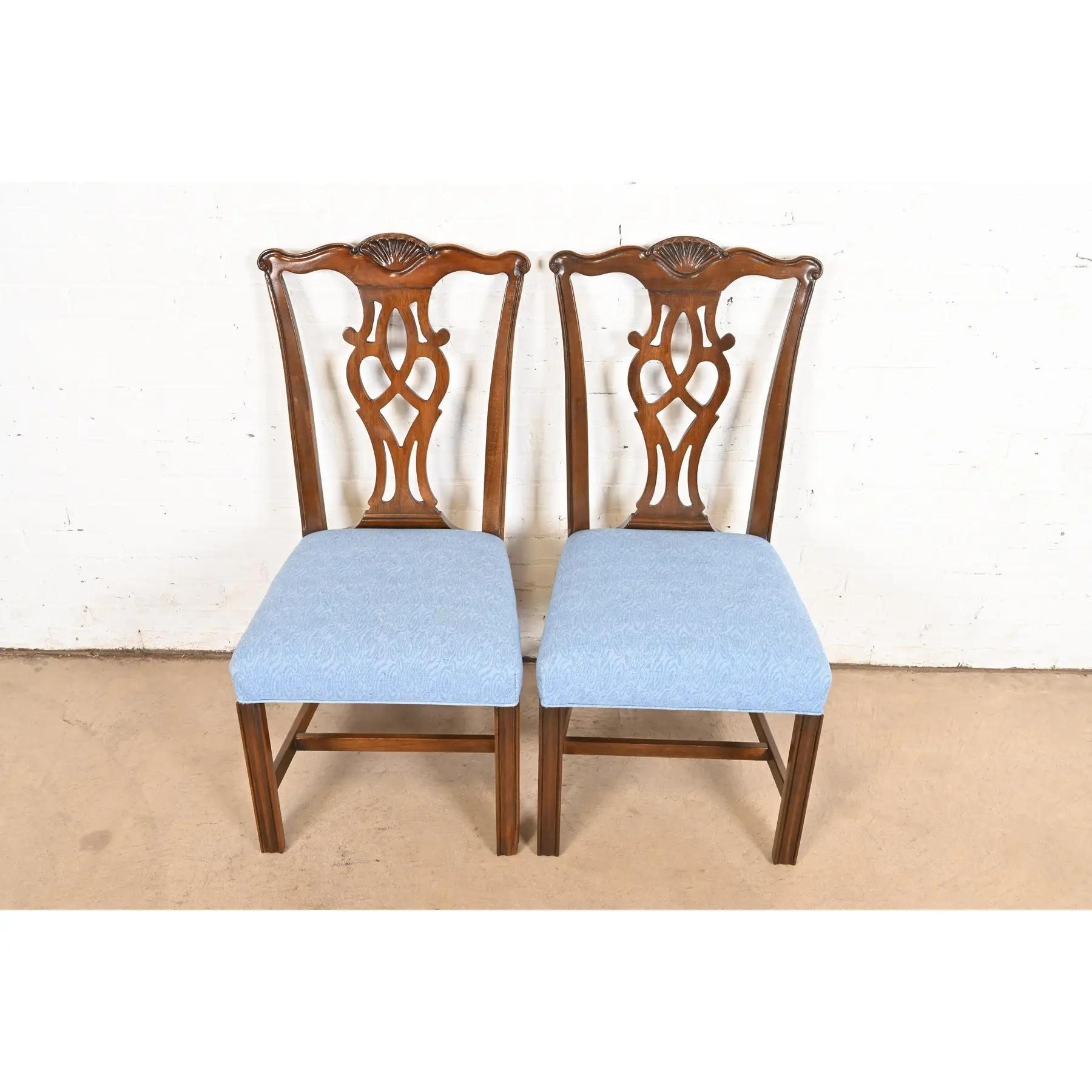 Georgiano Drexel Heritage Georgian Carved Mahogany Side Chairs o Sedie da pranzo, coppia in vendita