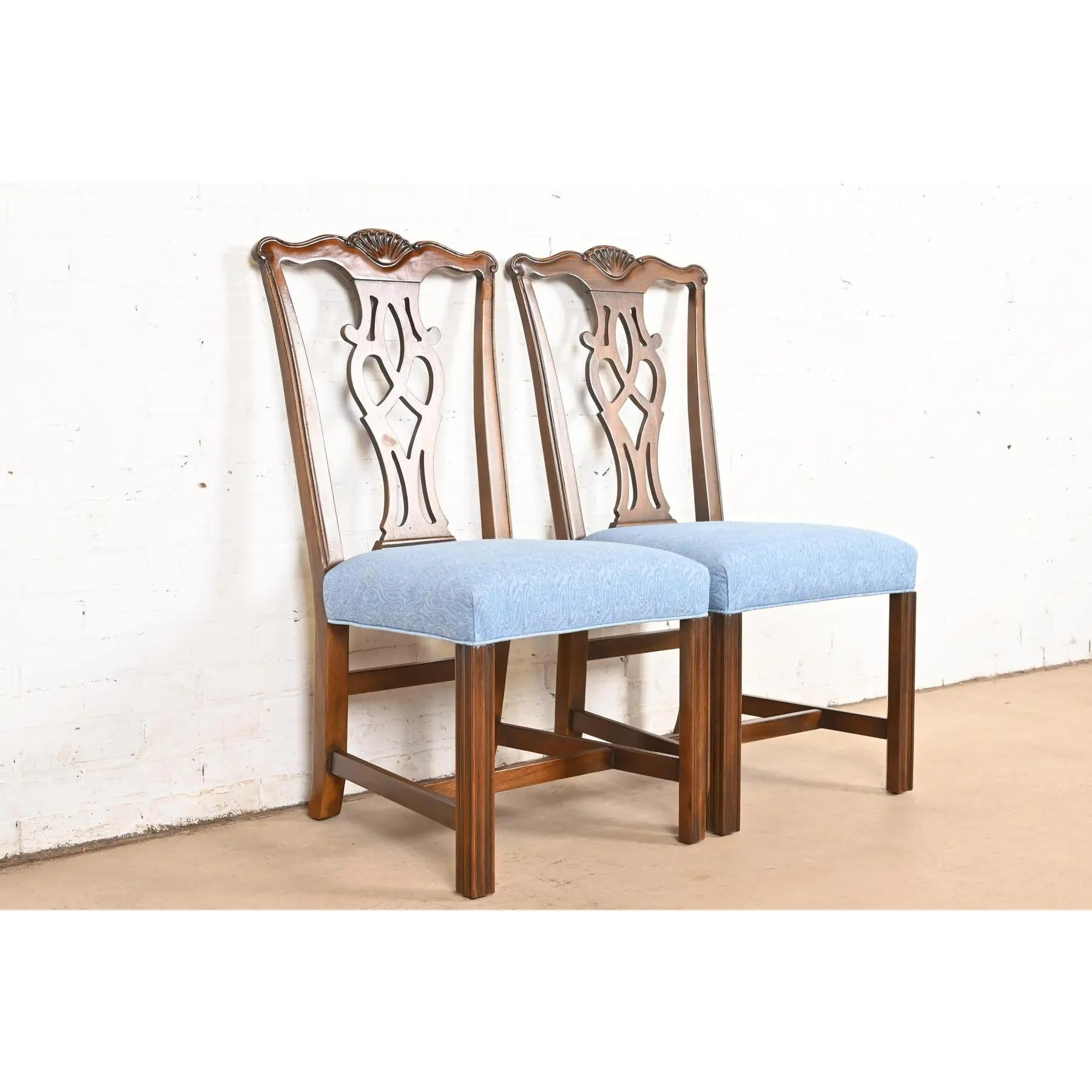 Americano Drexel Heritage Georgian Carved Mahogany Side Chairs o Sedie da pranzo, coppia in vendita