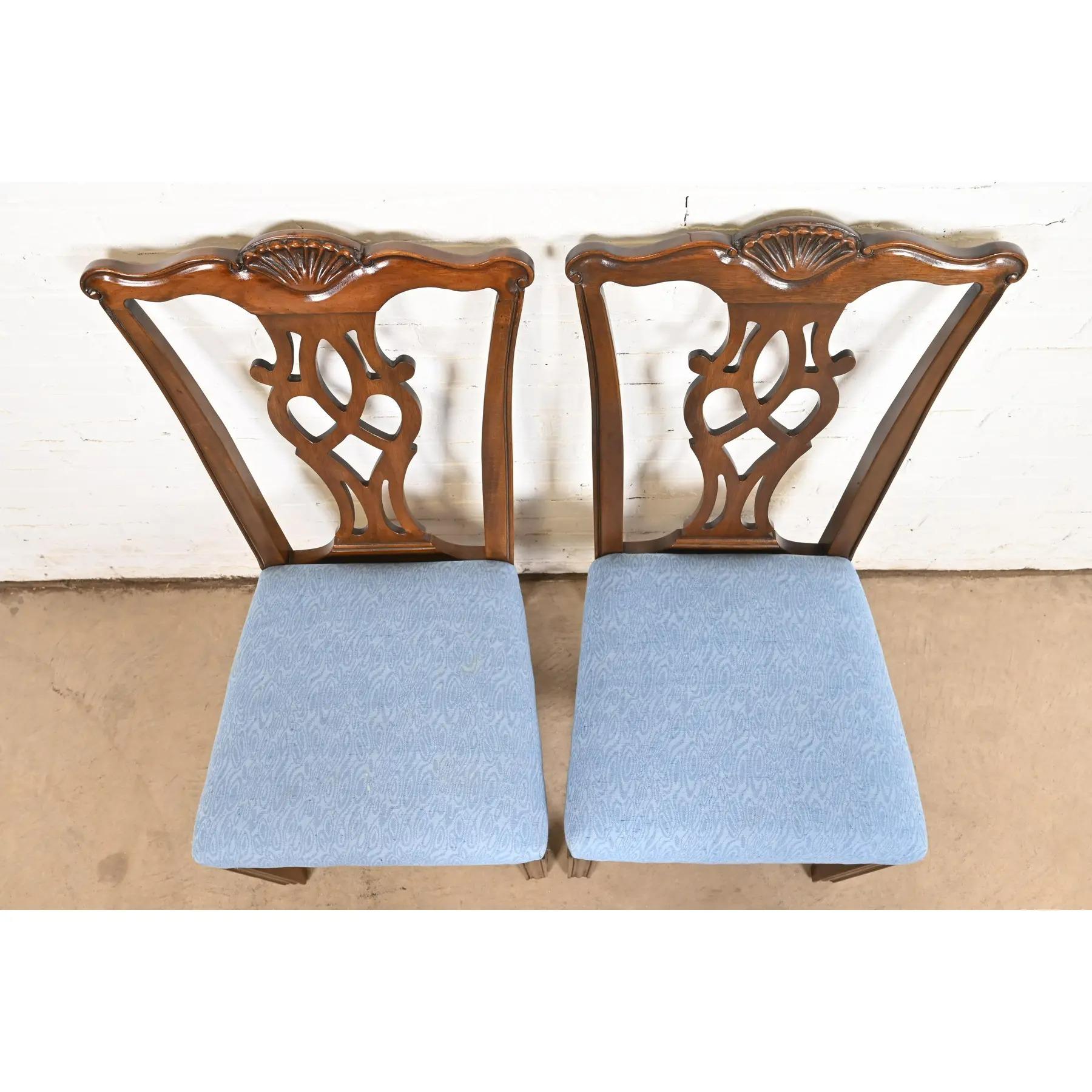 Fine XX secolo Drexel Heritage Georgian Carved Mahogany Side Chairs o Sedie da pranzo, coppia in vendita