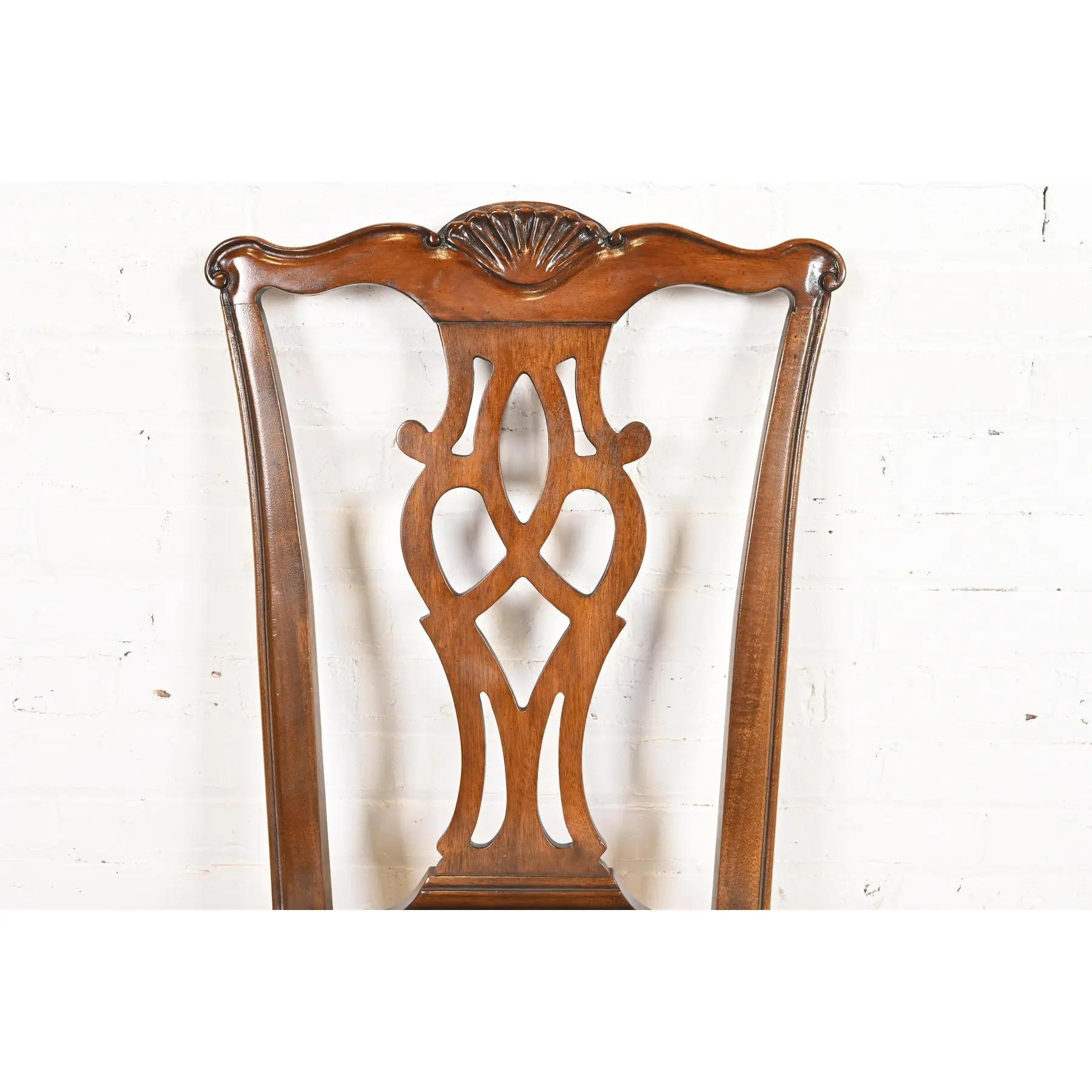 Tappezzeria Drexel Heritage Georgian Carved Mahogany Side Chairs o Sedie da pranzo, coppia in vendita