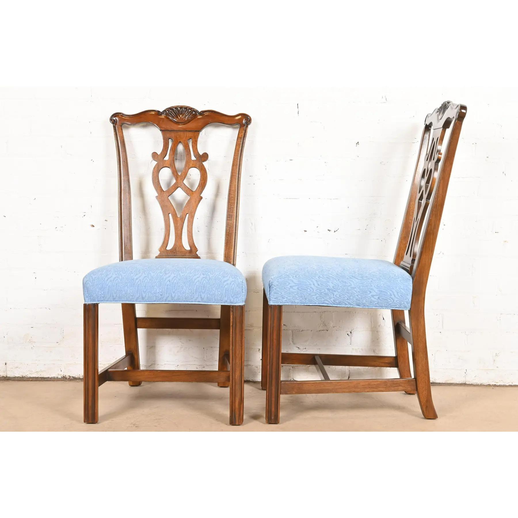 Drexel Heritage Georgian Carved Mahogany Side Chairs o Sedie da pranzo, coppia in vendita 2