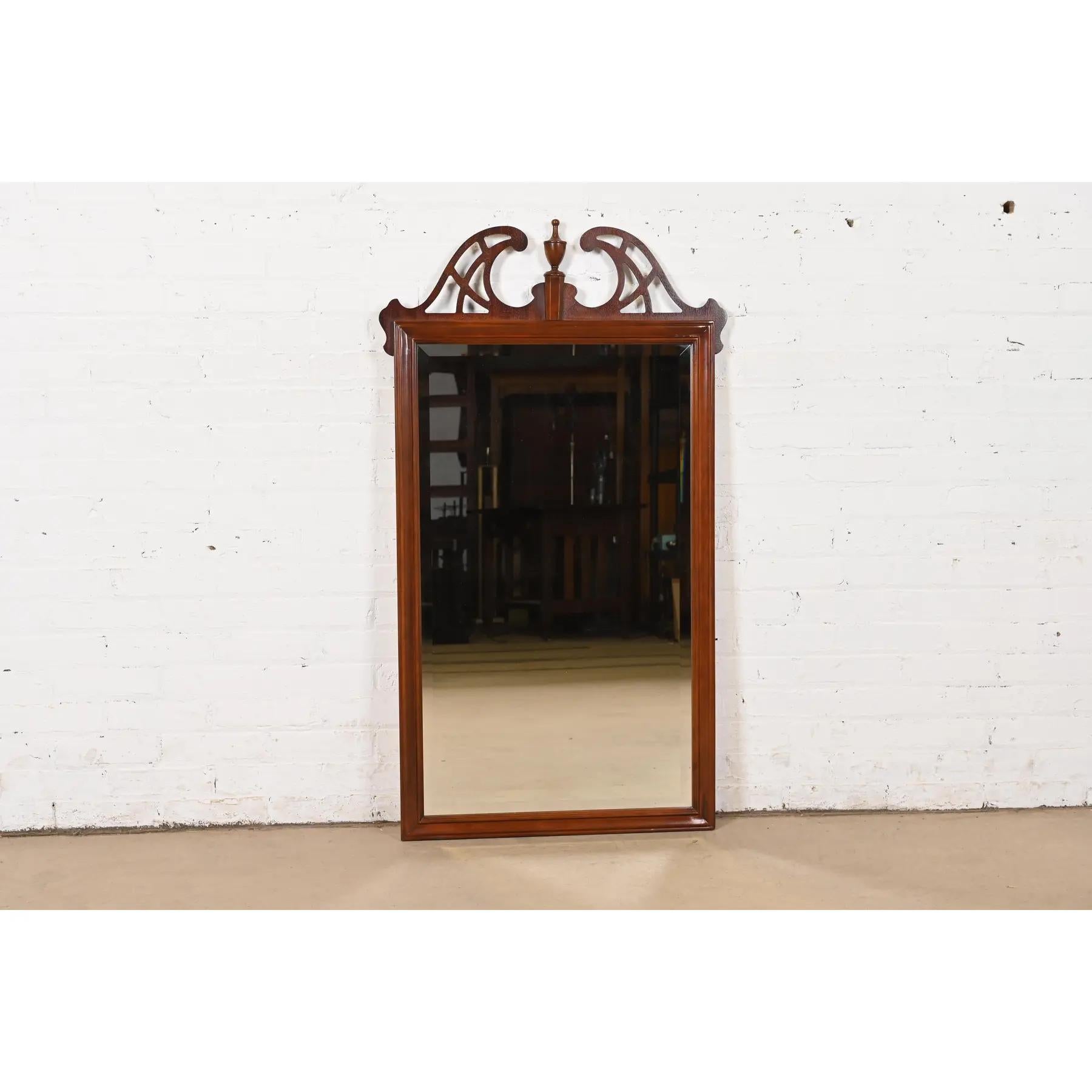 Uno splendido specchio da parete con cornice in mogano intagliato in stile georgiano o Chippendale

Da Drexel Heritage

USA, circa anni '1980

Misure: 27