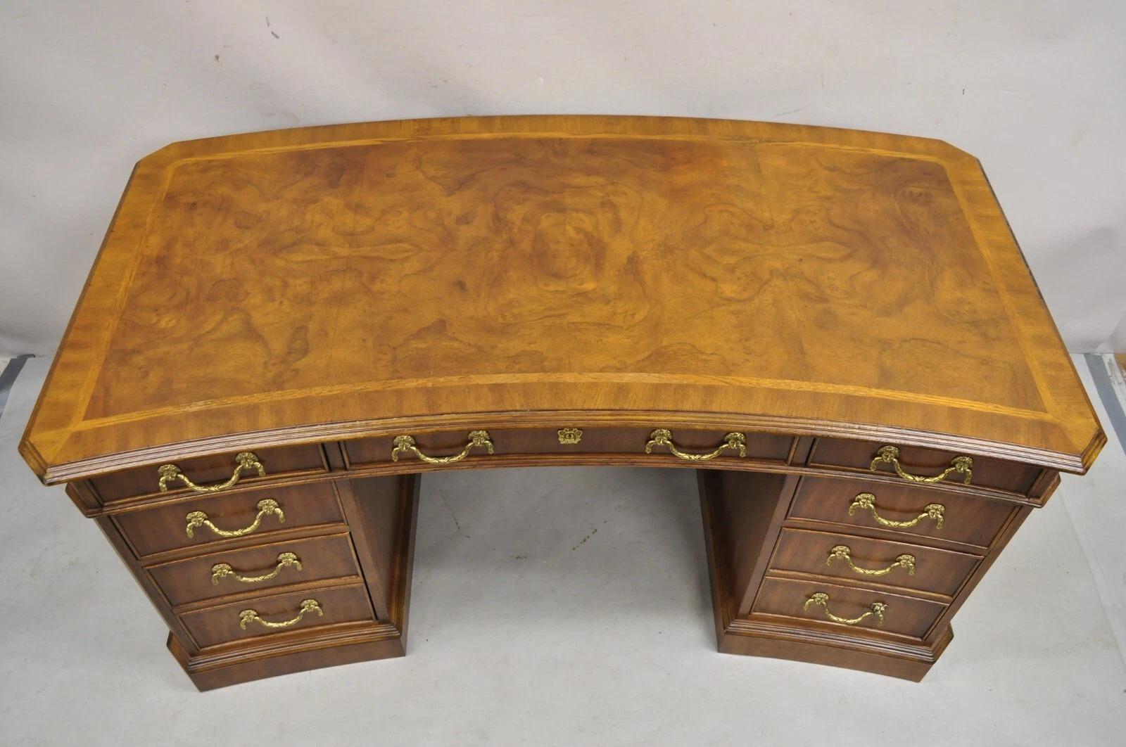 Drexel Heritage Georgian Chippendale Style intarsiato in mogano, scrivania direzionale d'epoca. L'articolo presenta una forma sagomata e ricurva, sette cassetti con due grandi cassetti portadocumenti, schienale rifinito con ripiano per libreria,