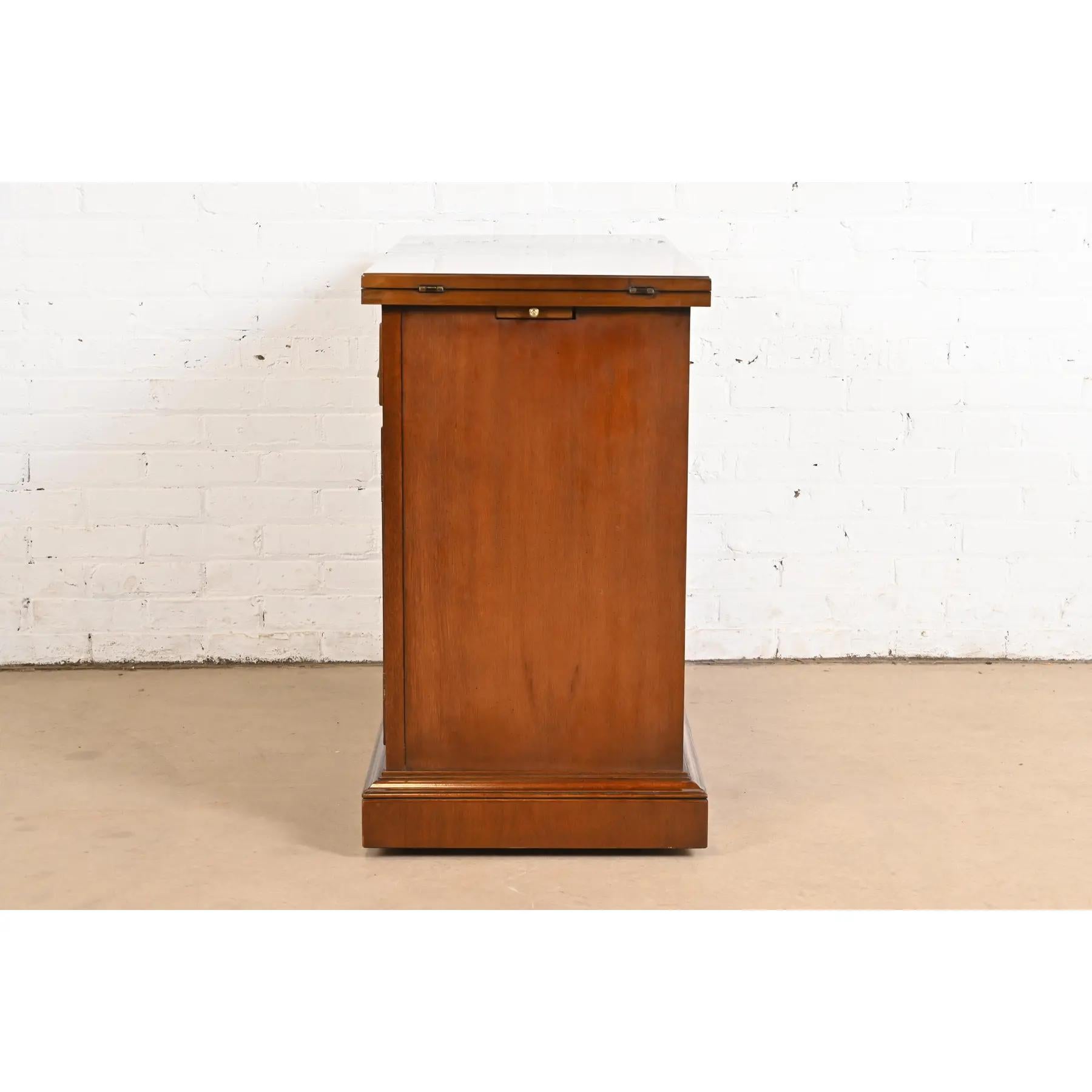 Drexel Heritage Georgian Flame Mahogany Flip Top Server or Bar Cabinet For Sale 5