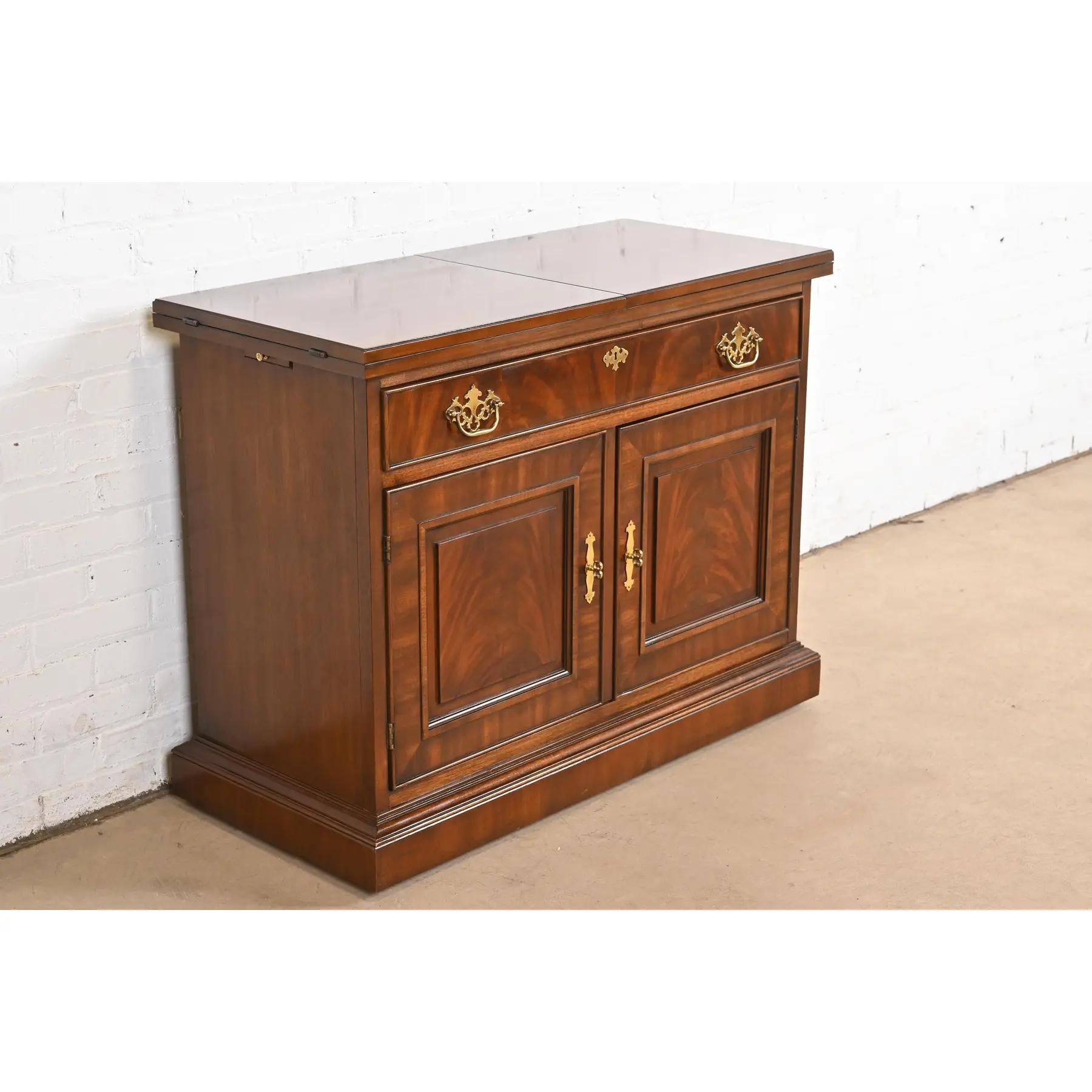 Late 20th Century Drexel Heritage Georgian Flame Mahogany Flip Top Server or Bar Cabinet For Sale