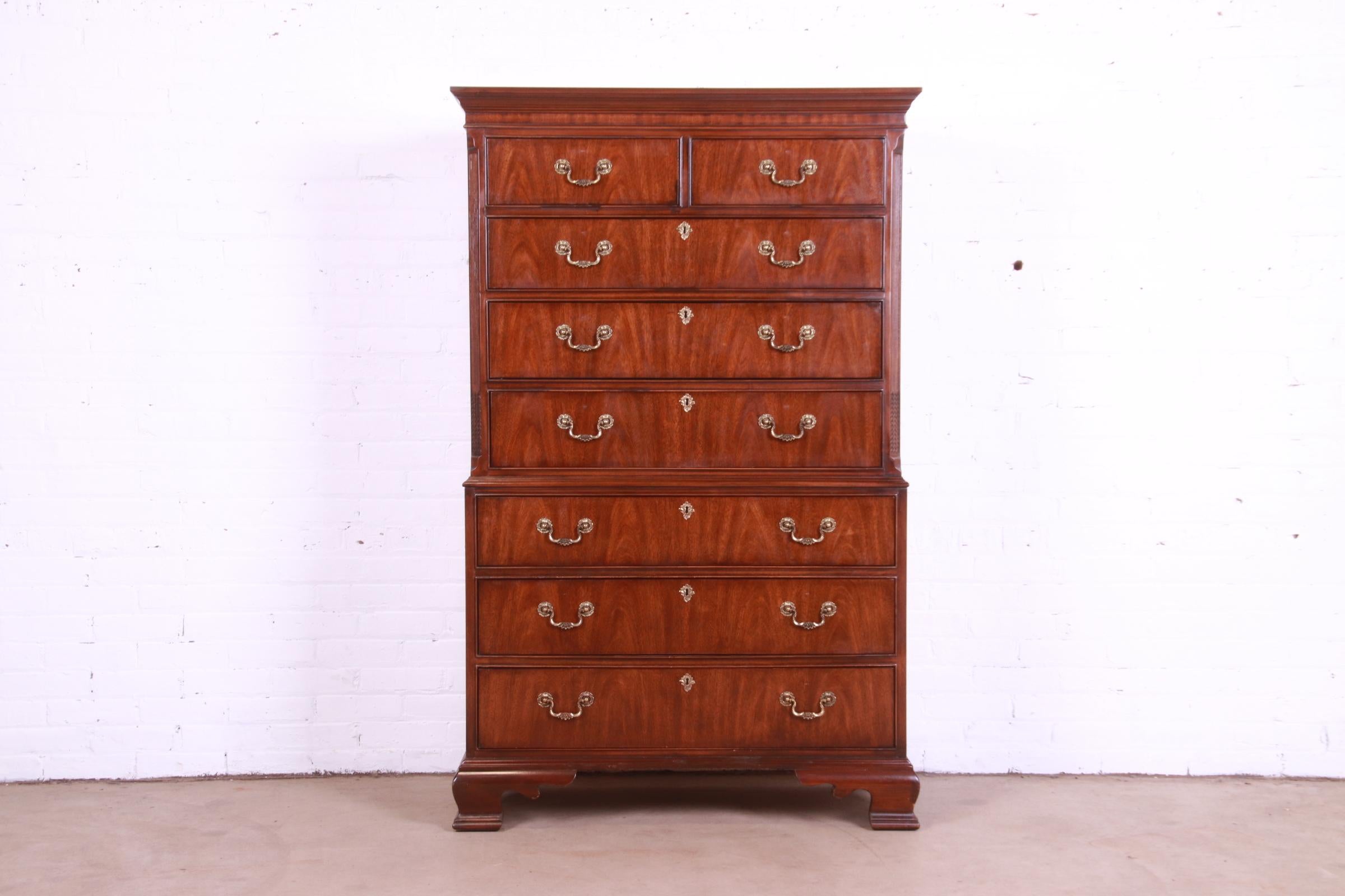 A gorgeous Georgian or Chippendale style eight-drawer chest on chest highboy dresser

By Drexel Heritage

USA, Circa 1980s

Mahogany, with original brass hardware.

Measures: 39