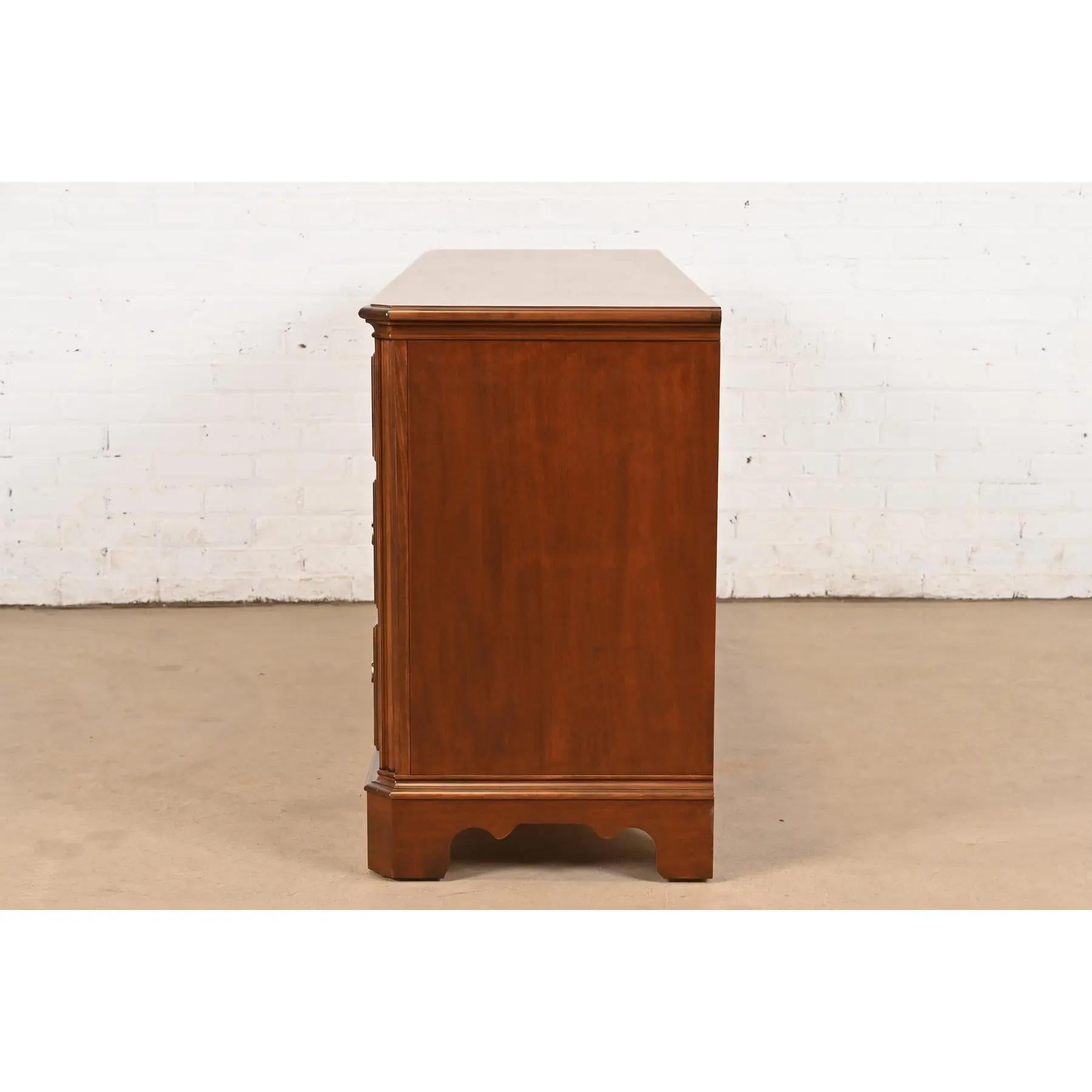 Drexel Heritage Georgian Mahogany Seven-Drawer Dresser, Newly Refinished For Sale 5