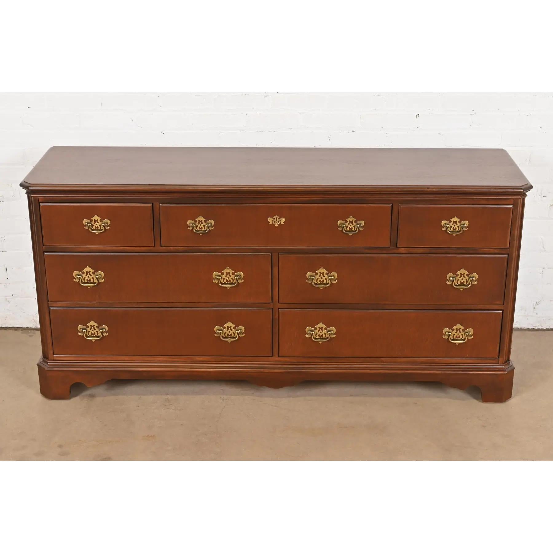 American Drexel Heritage Georgian Mahogany Seven-Drawer Dresser, Newly Refinished For Sale