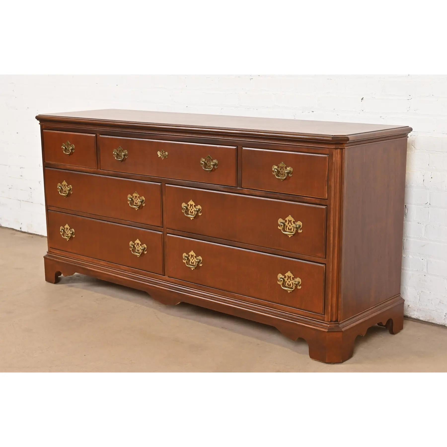 Drexel Heritage Georgian Mahogany Seven-Drawer Dresser, Newly Refinished In Good Condition For Sale In South Bend, IN