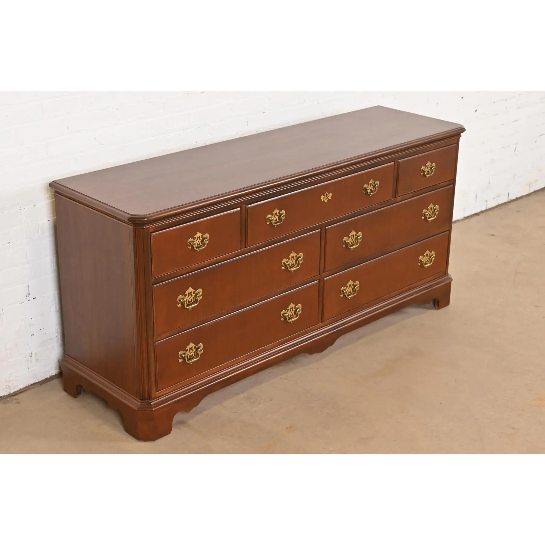 Late 20th Century Drexel Heritage Georgian Mahogany Seven-Drawer Dresser, Newly Refinished For Sale