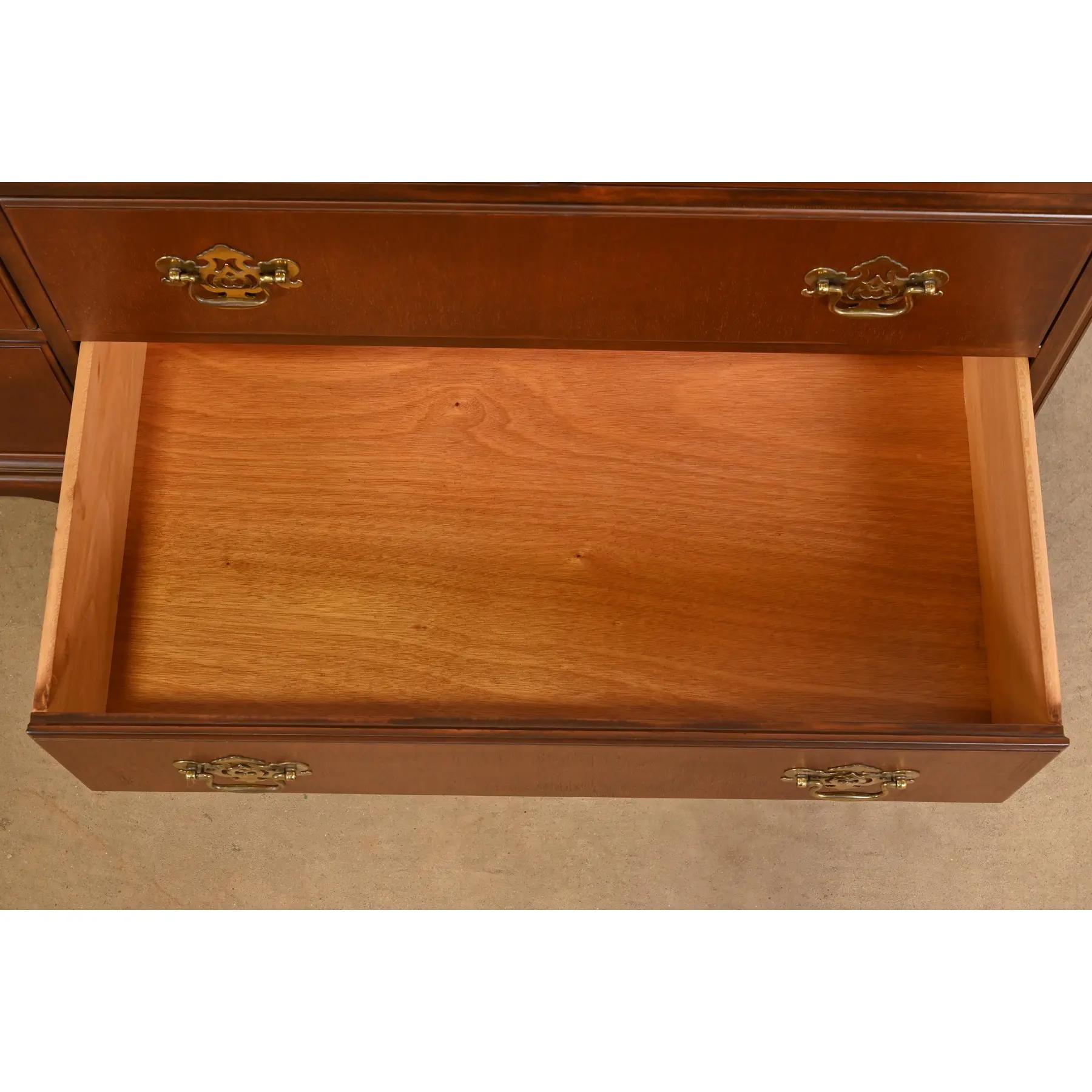 Drexel Heritage Georgian Mahogany Seven-Drawer Dresser, Newly Refinished For Sale 1