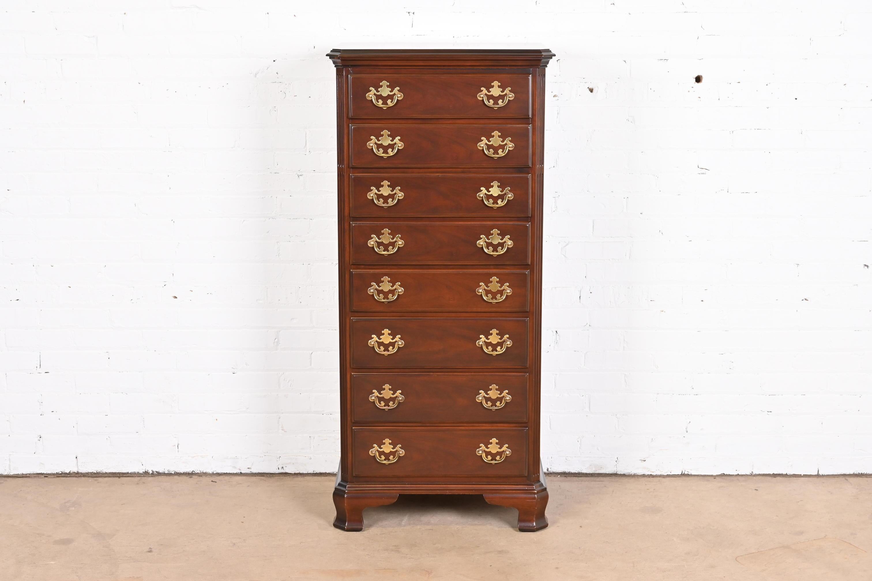 A gorgeous Georgian style eight-drawer lingerie chest.

By Drexel Heritage.

USA, Circa 1980s.

Carved solid cherry wood, with original brass hardware.

Measures: 24.5