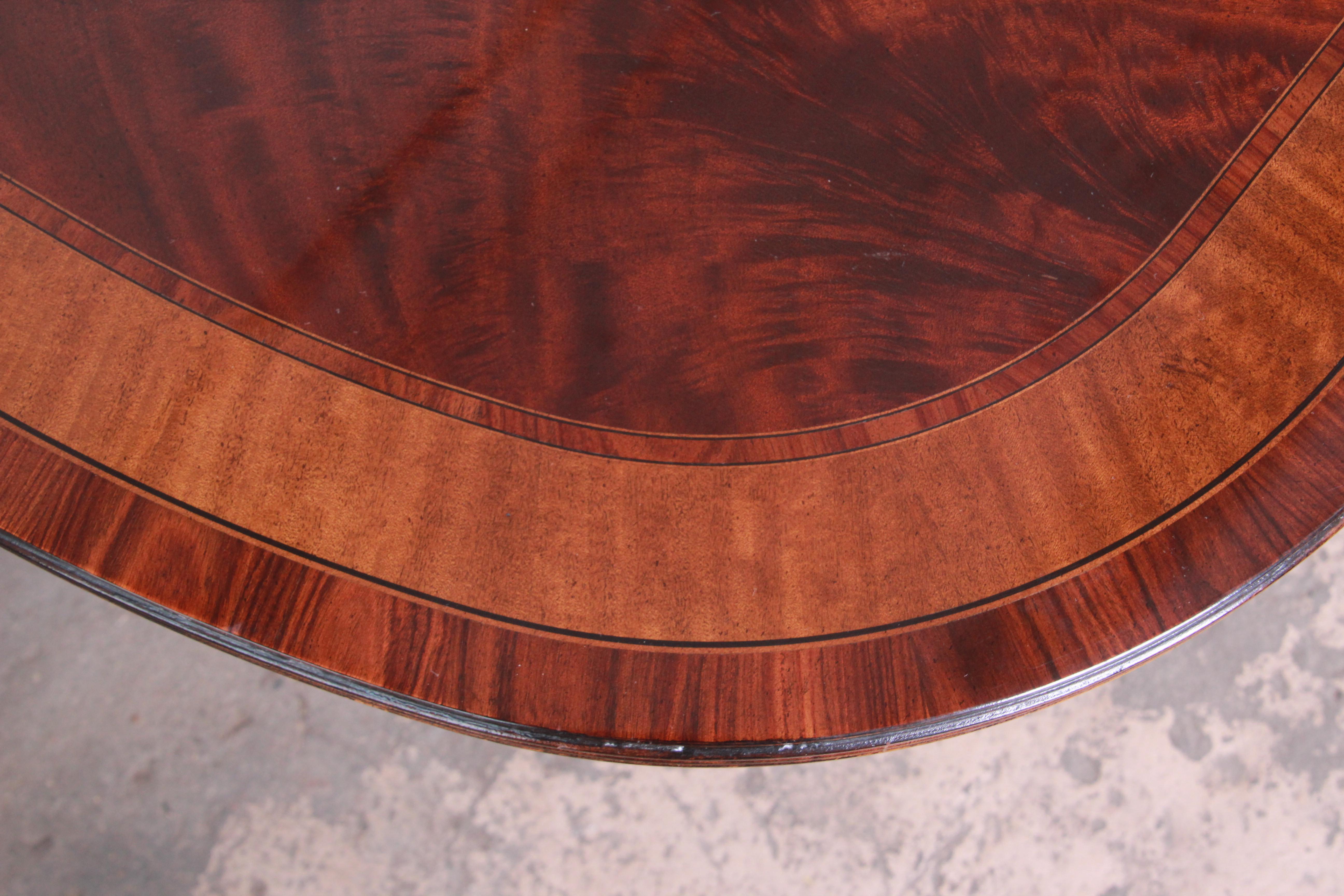 Drexel Heritage Georgian Style Banded Flame Mahogany Extension Dining Table In Good Condition In South Bend, IN