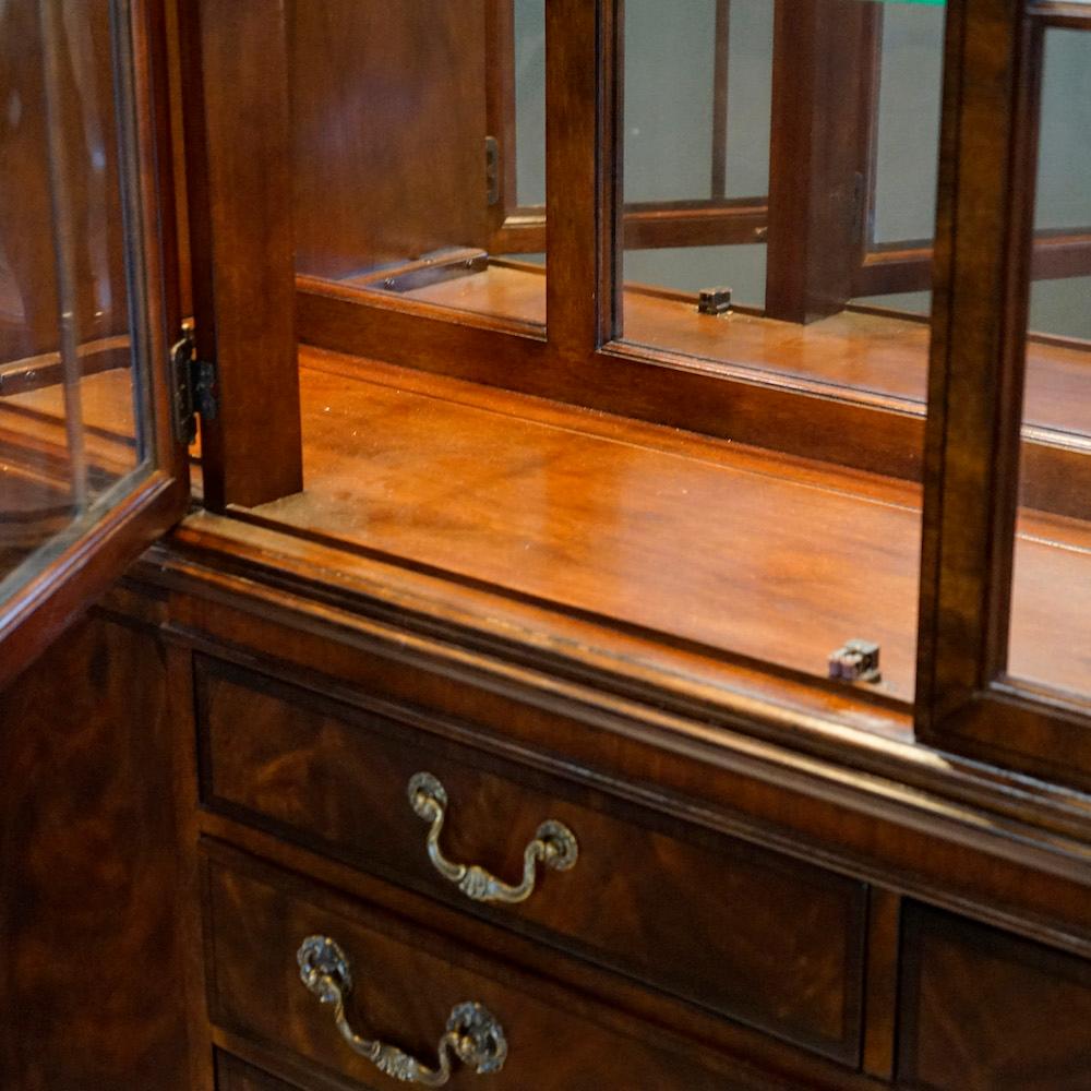 Drexel Heritage Georgian Style Flame Mahogany Banded & Inlaid Breakfront 20th C 3