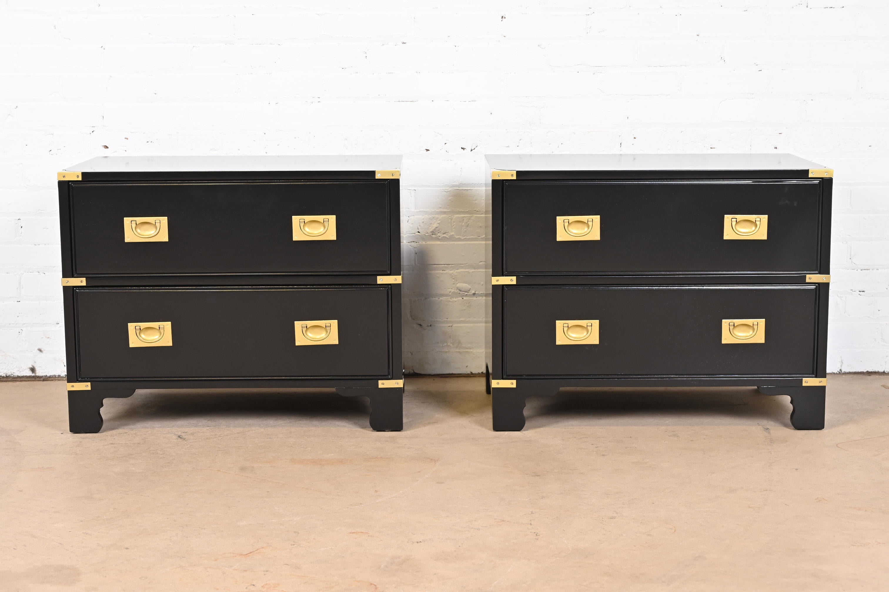 An exceptional pair of mid-century modern Hollywood Regency Campaign style two-drawer nightstands

By Drexel Heritage

USA, 1970s

Black lacquered walnut, with original brass hardware.

Measures: 28