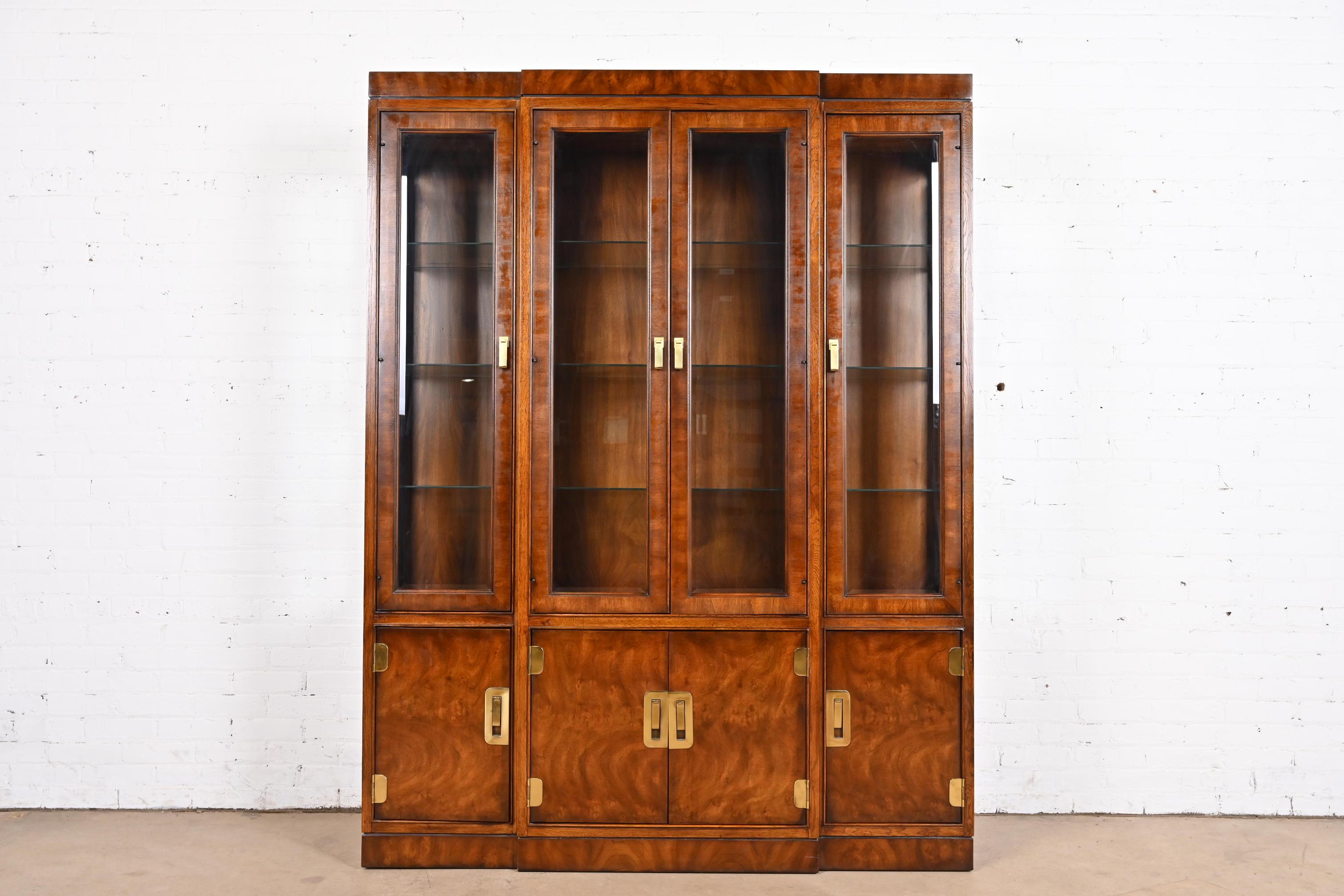 Ein wunderschönes beleuchtetes Bücherregal, eine Vitrine, ein Barschrank oder ein Esszimmerschrank im modernen Hollywood Regency Campaigner-Stil aus der Mitte des Jahrhunderts

Von Drexel Heritage

USA, ca. 1970er Jahre

Wunderschönes, genopptes