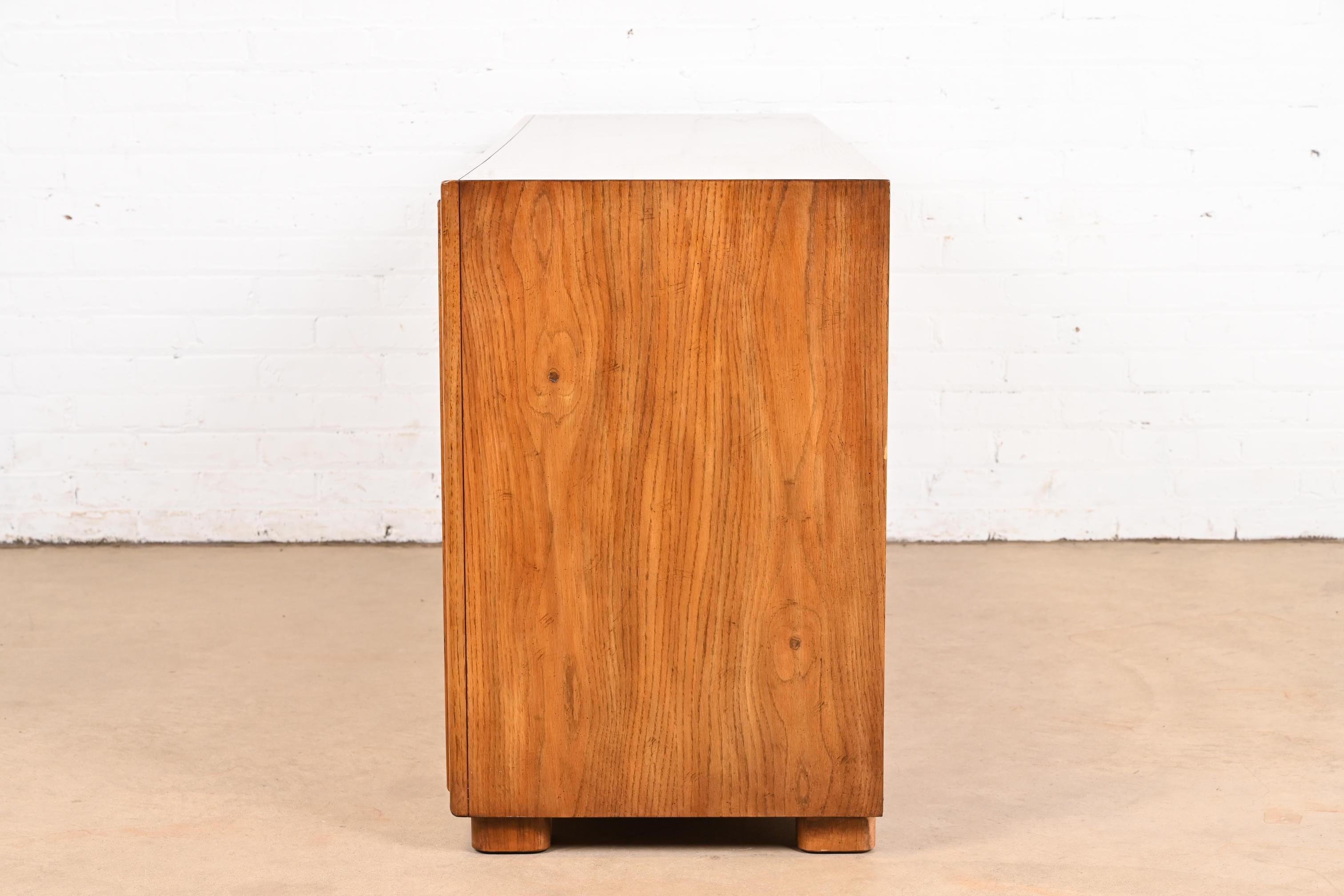 Drexel Heritage Hollywood Regency Campaigner, cassettone o credenza tripla in Oak in vendita 4