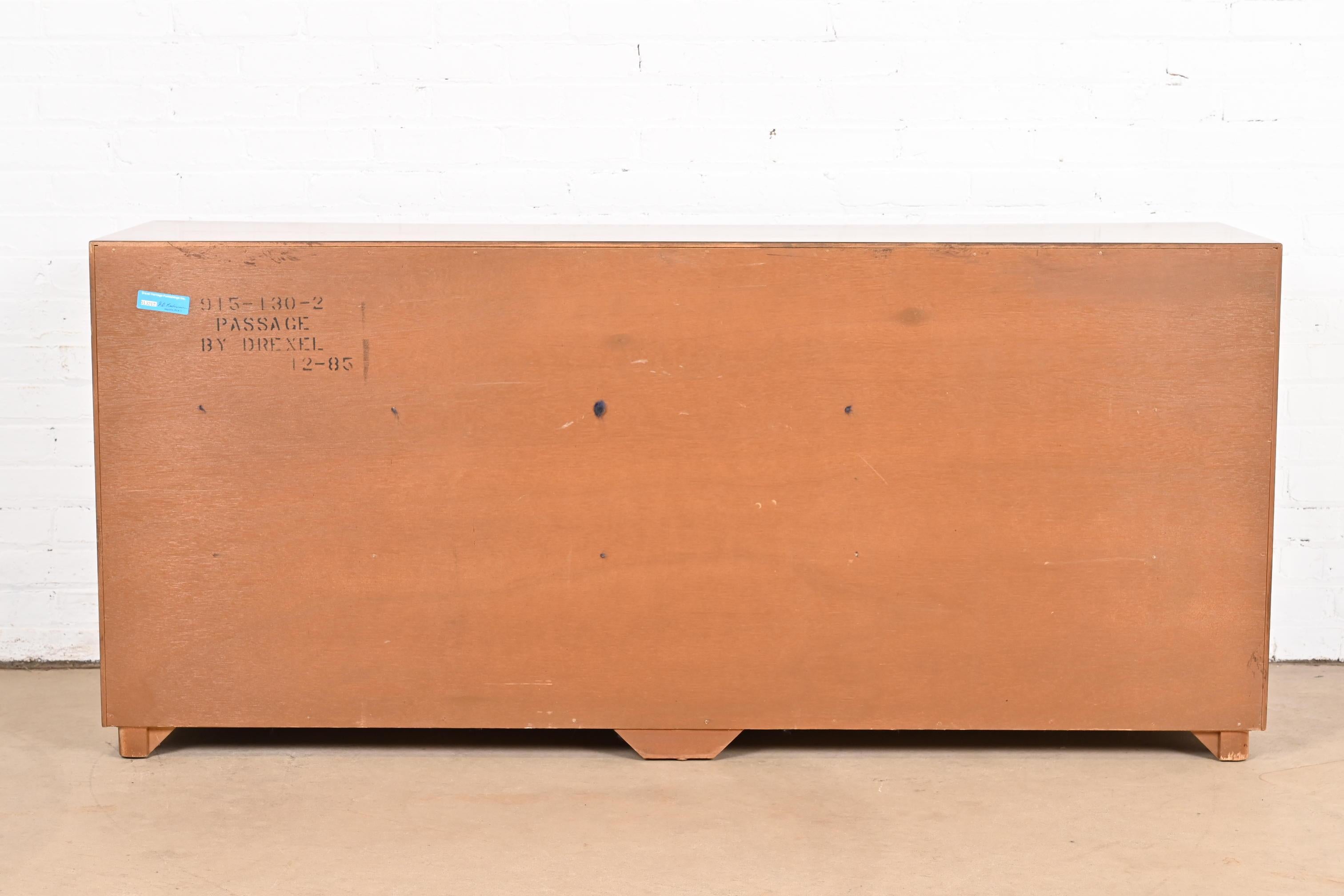 Drexel Heritage Hollywood Regency Campaigner, cassettone o credenza tripla in Oak in vendita 5