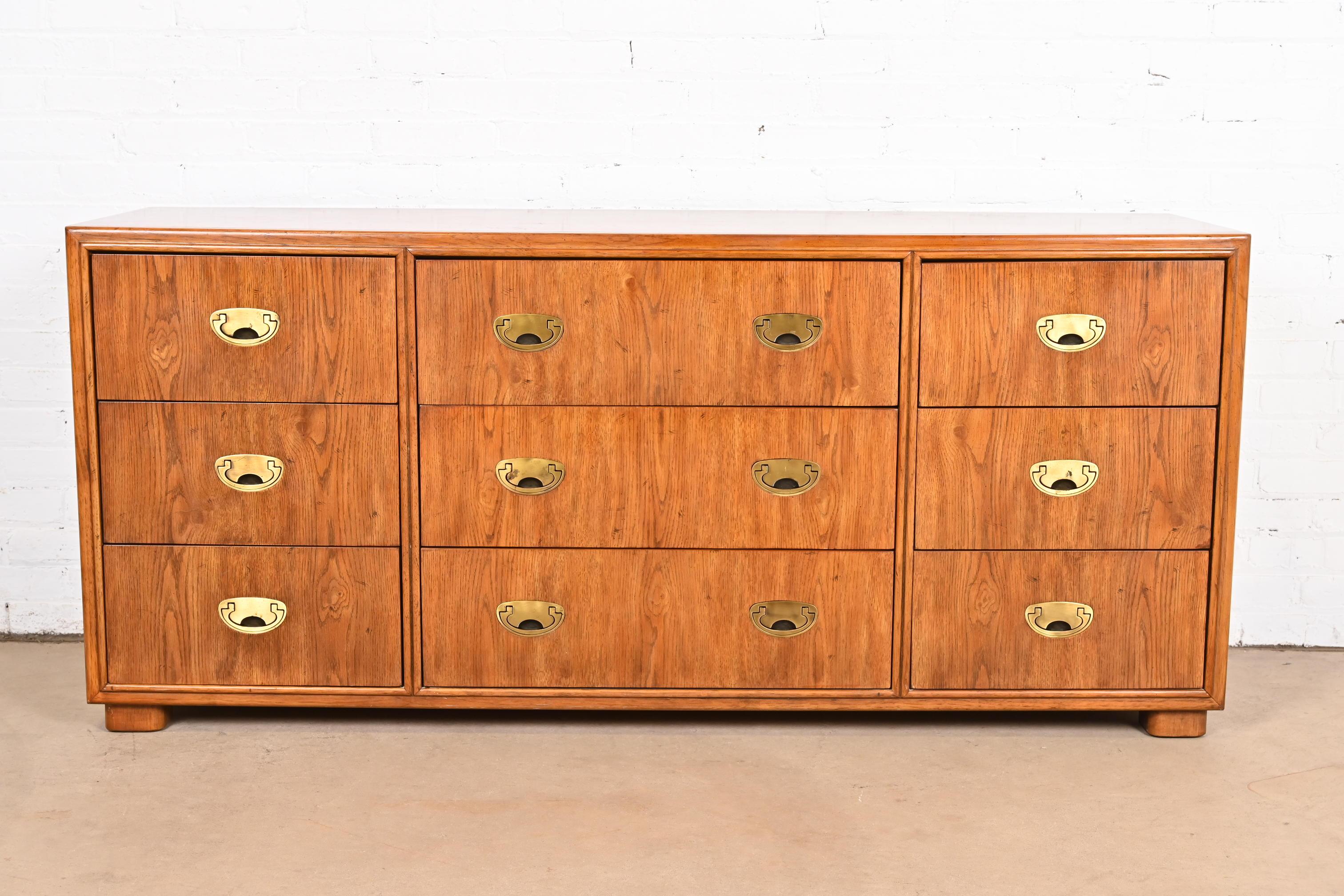Uno splendido comò o credenza a nove cassetti in stile Hollywood Regency Campaigner di metà secolo.

Da Drexel Heritage 

USA, circa anni '1980

Oak, con ferramenta originale in ottone.

Misure: 65,75 