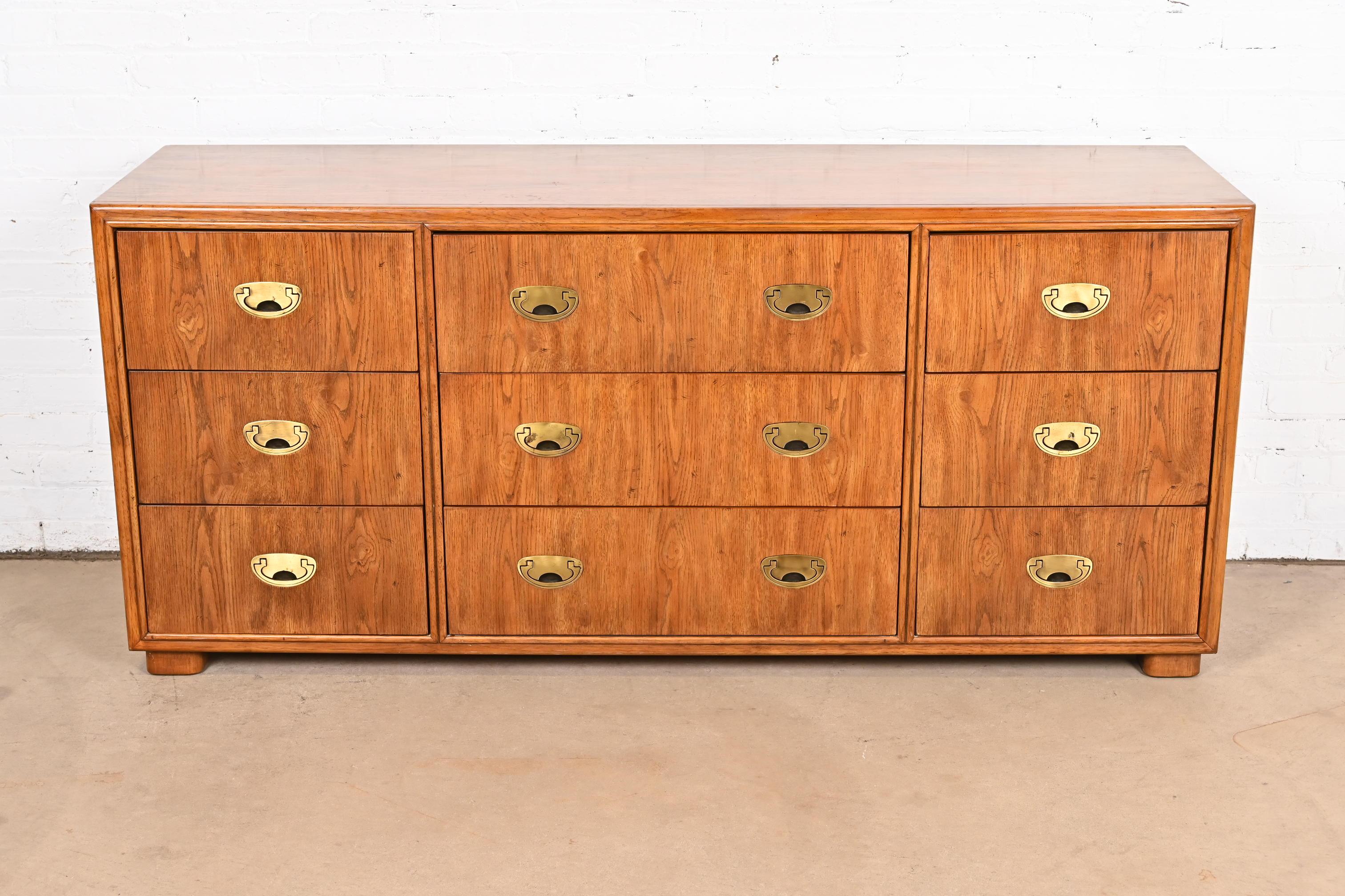 Americano Drexel Heritage Hollywood Regency Campaigner, cassettone o credenza tripla in Oak in vendita