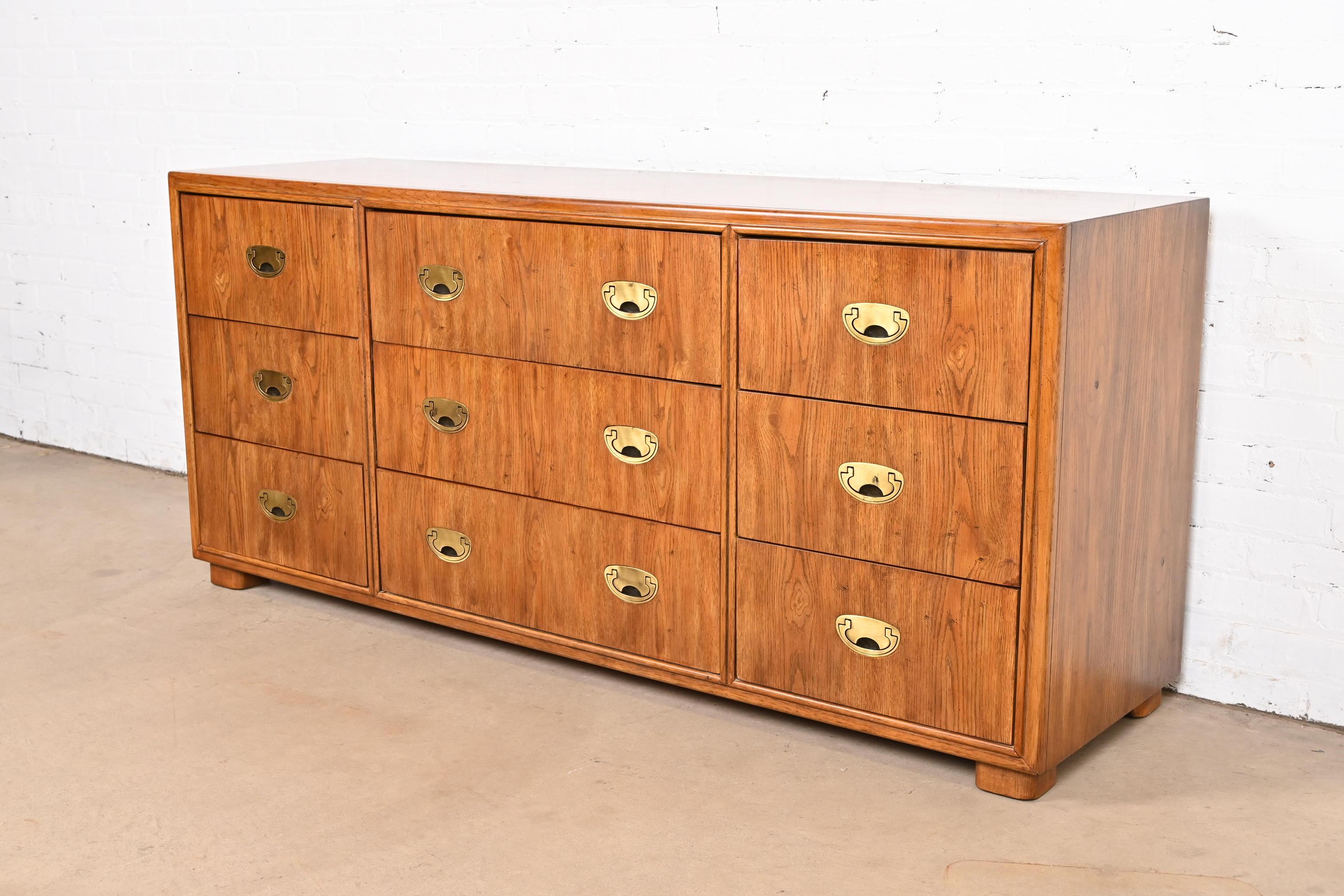Drexel Heritage Hollywood Regency Campaigner, cassettone o credenza tripla in Oak In condizioni buone in vendita a South Bend, IN