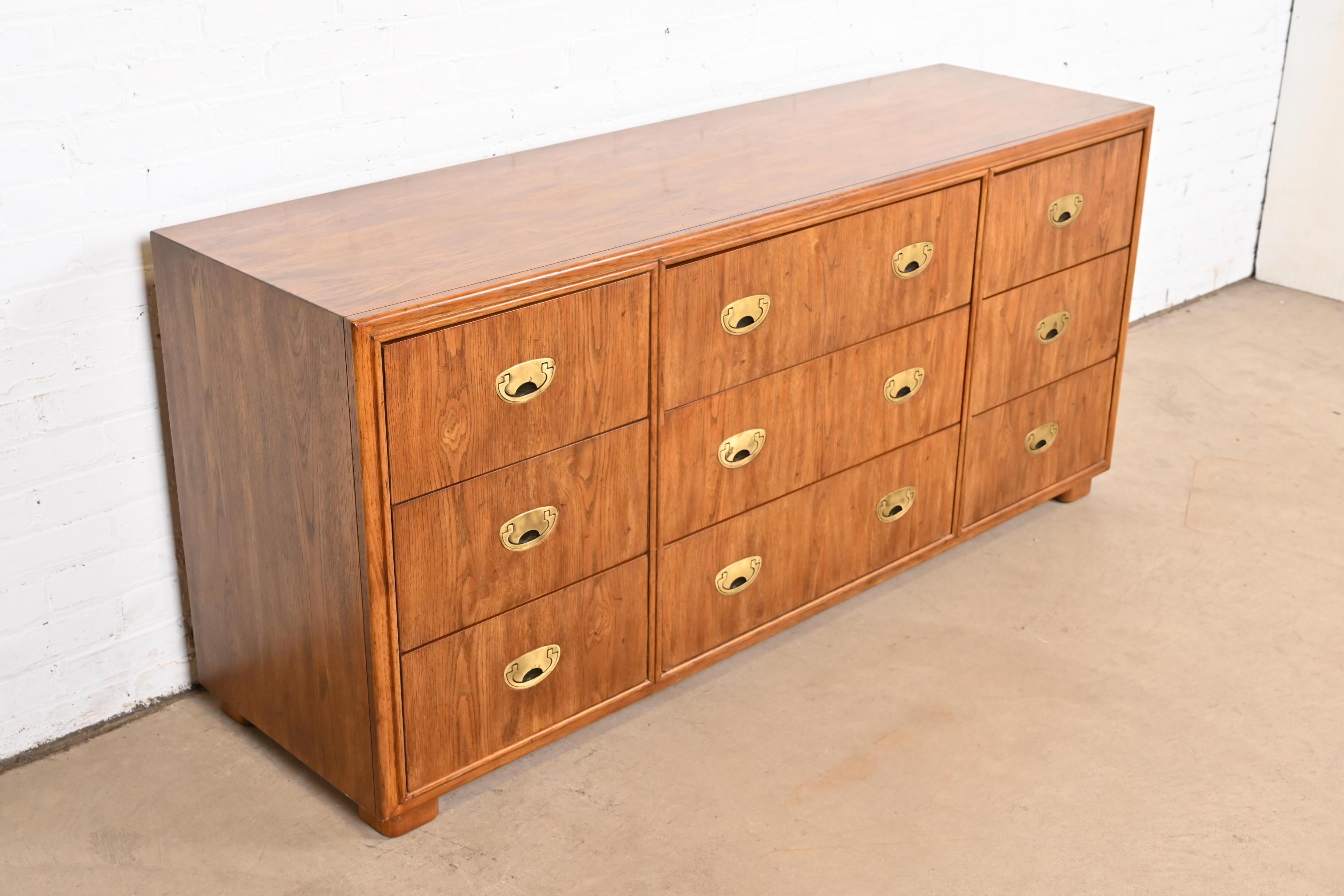 Fine XX secolo Drexel Heritage Hollywood Regency Campaigner, cassettone o credenza tripla in Oak in vendita