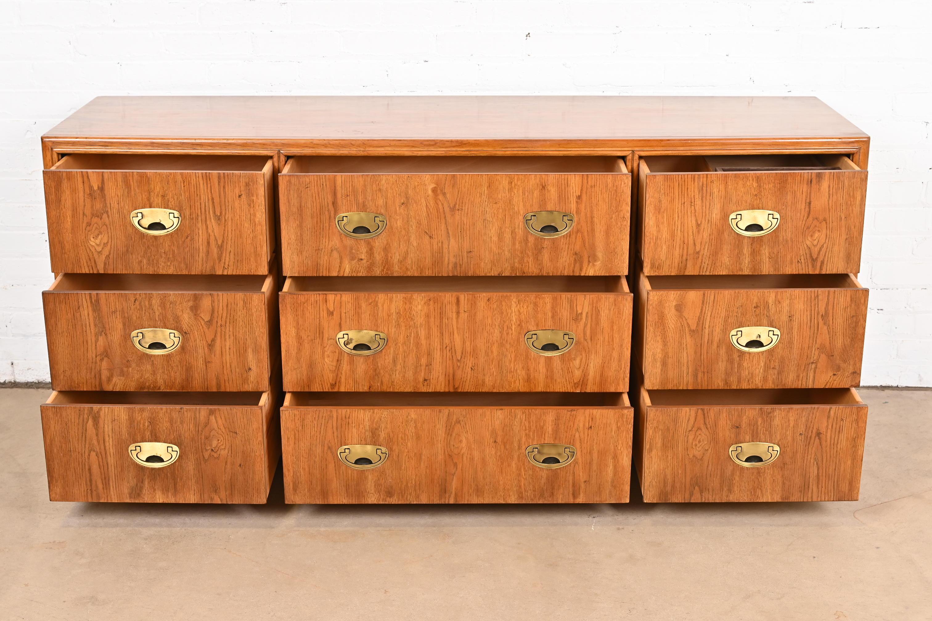 Ottone Drexel Heritage Hollywood Regency Campaigner, cassettone o credenza tripla in Oak in vendita