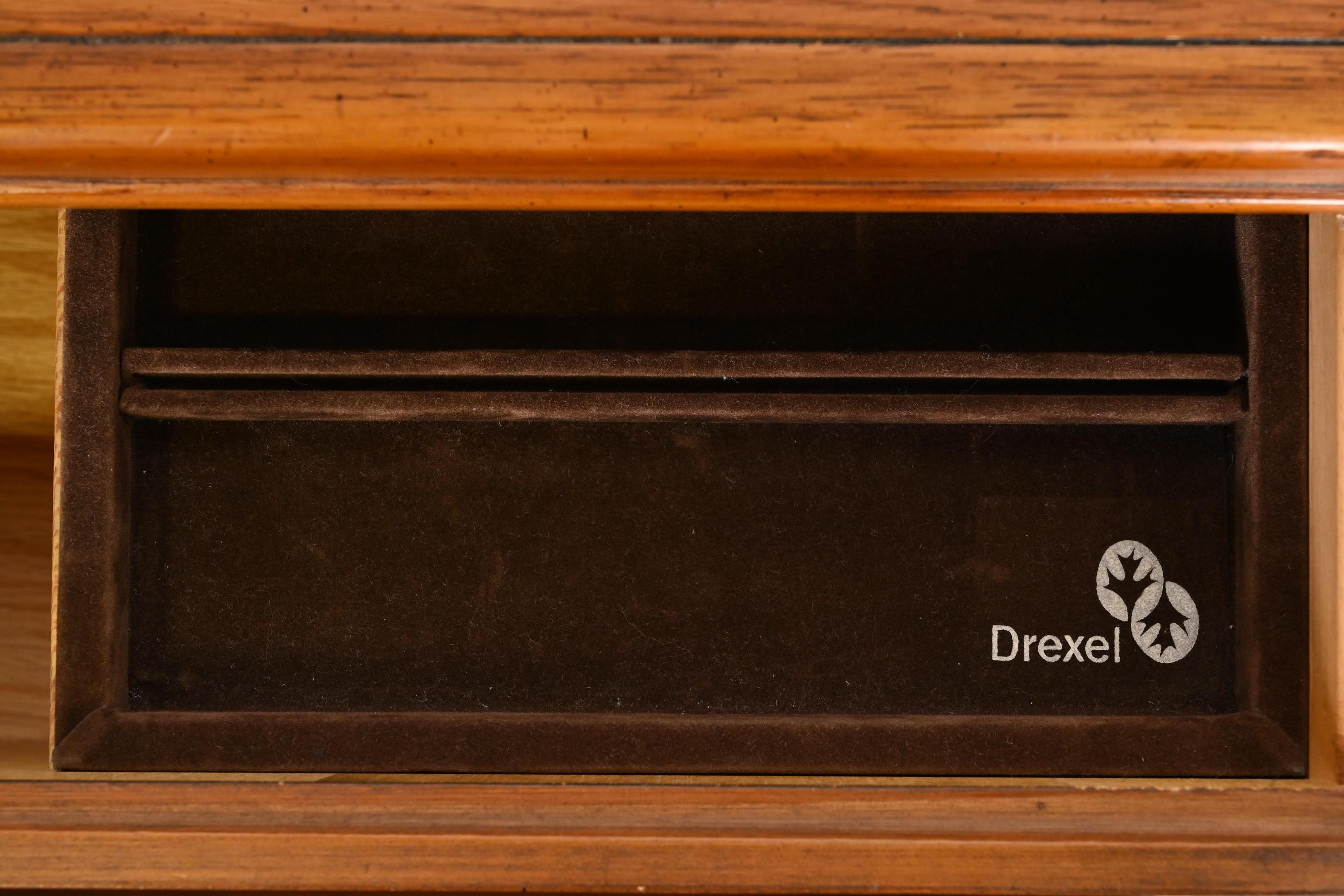 Drexel Heritage Hollywood Regency Campaigner, cassettone o credenza tripla in Oak in vendita 1