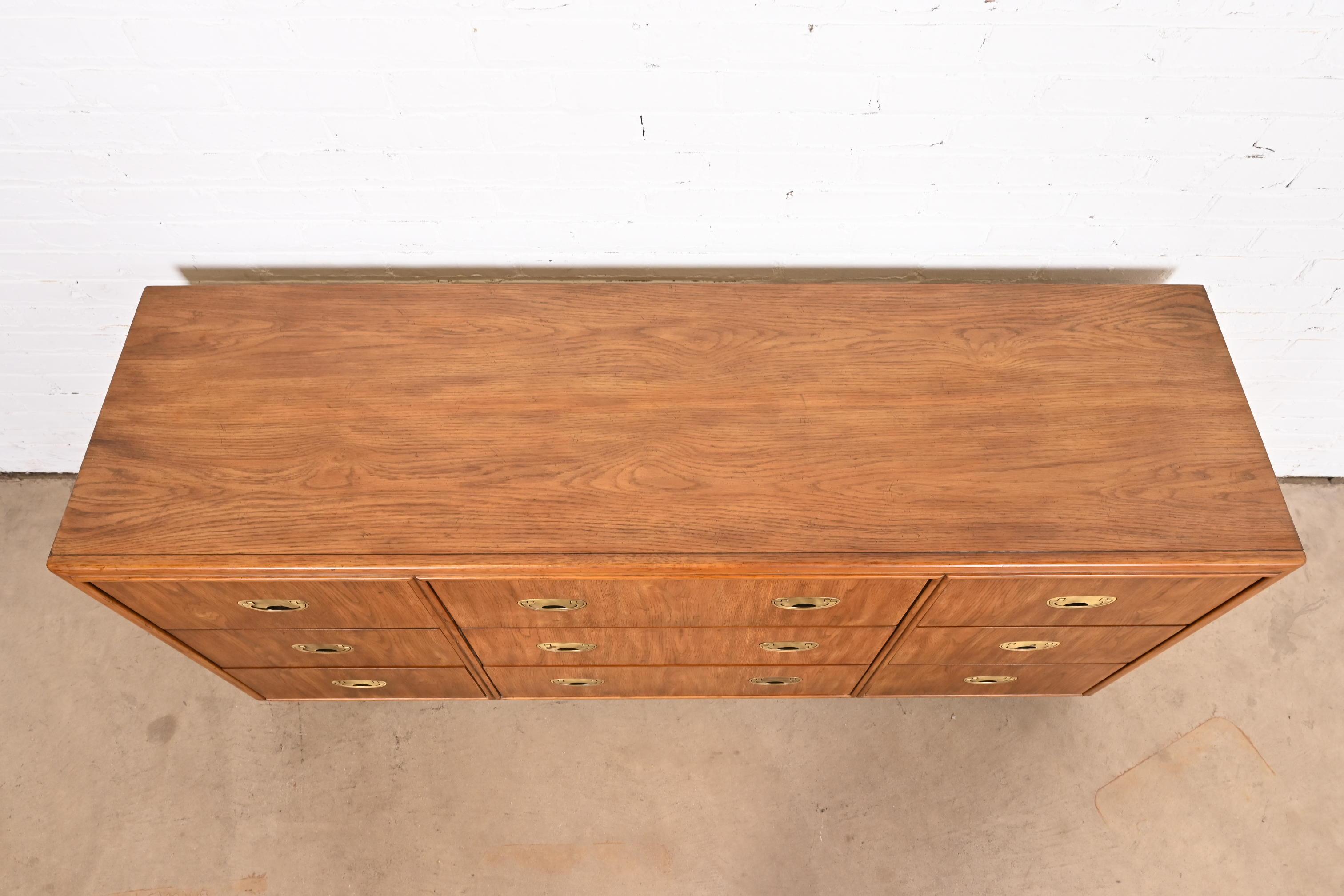 Drexel Heritage Hollywood Regency Campaigner, cassettone o credenza tripla in Oak in vendita 3