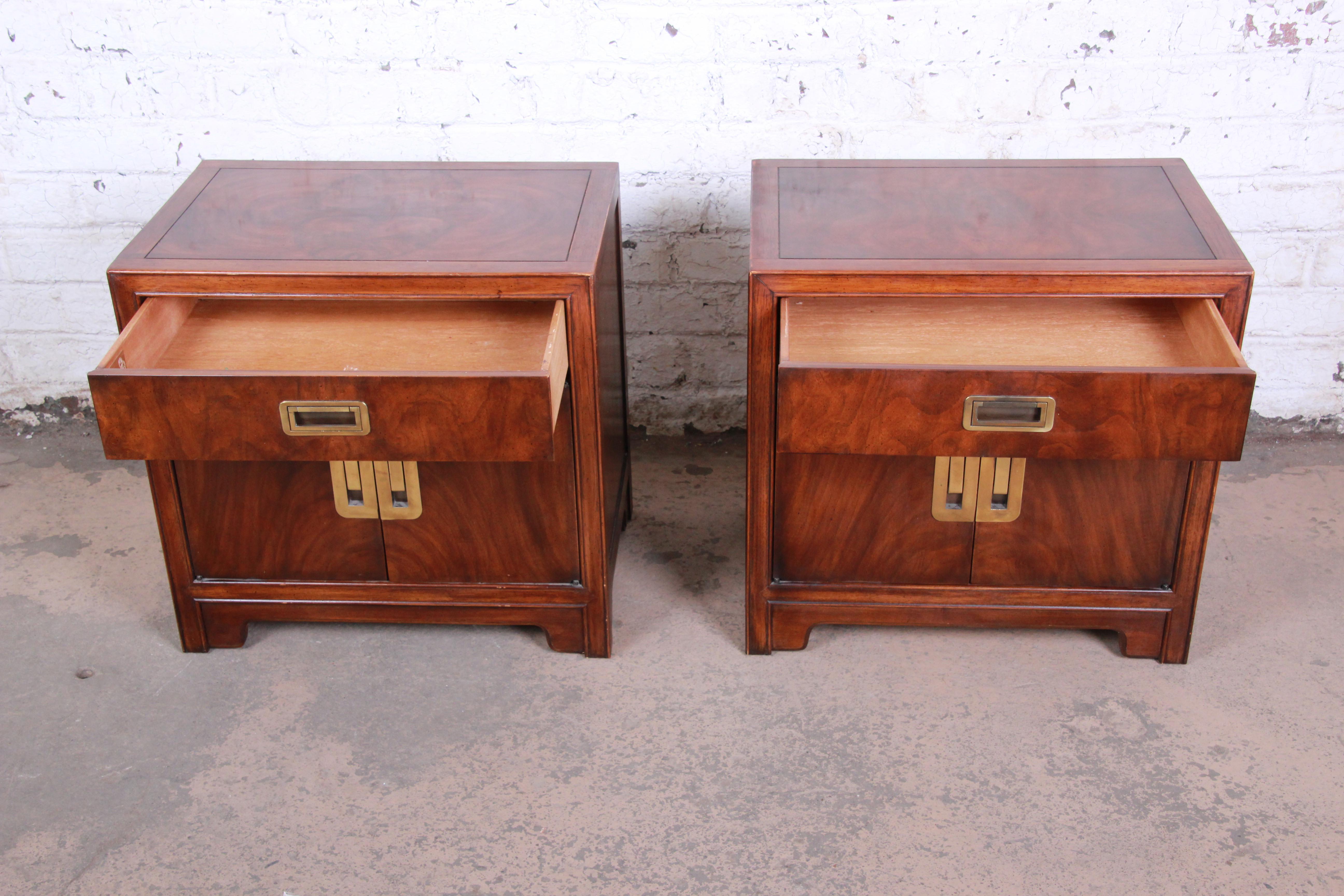 Drexel Heritage Hollywood Regency Campaign Style Burled Walnut Nightstands, Pair In Good Condition In South Bend, IN