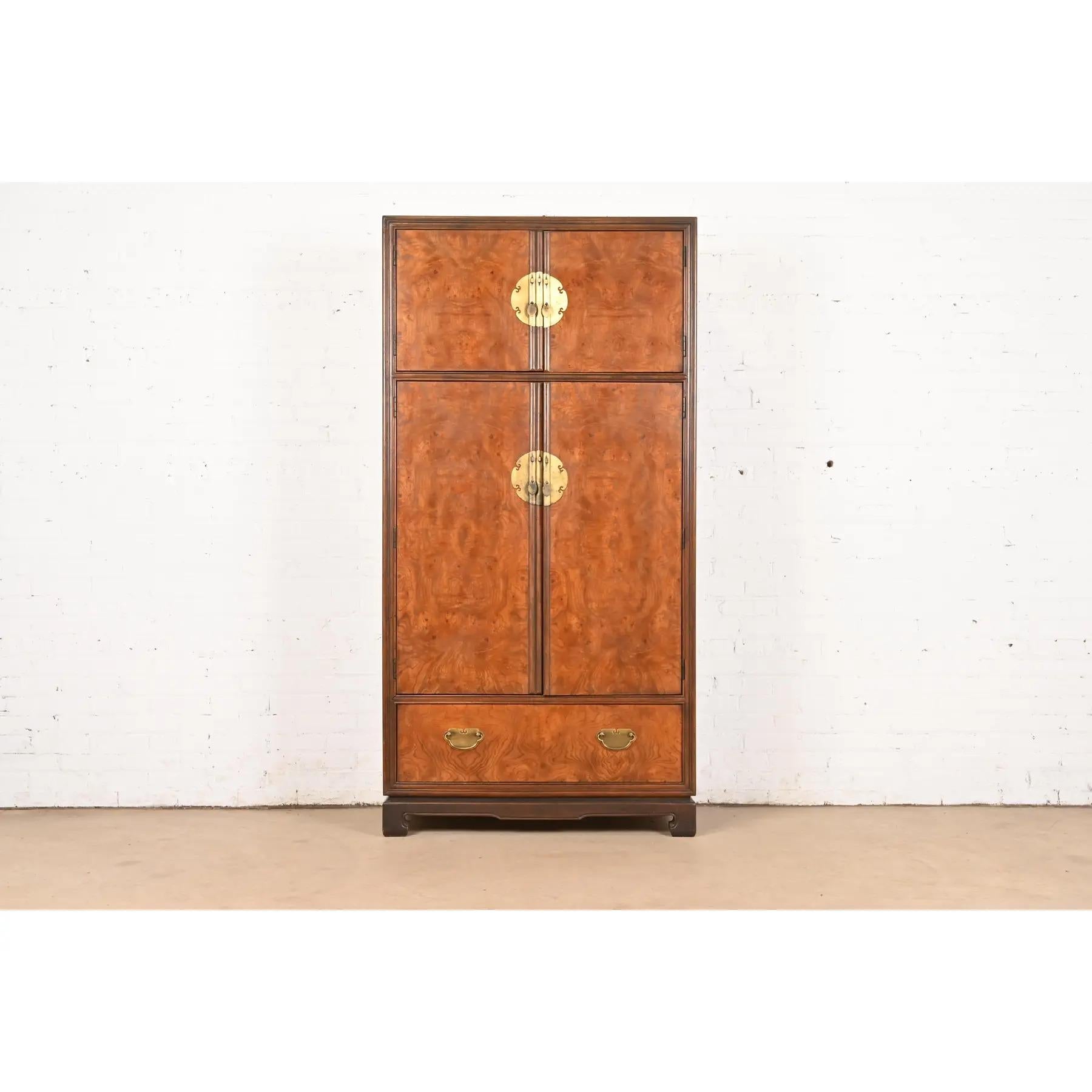 Impresionante armario de estilo Chinoiserie de la Regencia de Hollywood moderna de mediados de siglo, prensa para ropa blanca o mueble bar

Por Drexel Heritage

EE.UU., alrededor de 1970

Madera tallada de nogal y burl, con herrajes originales de