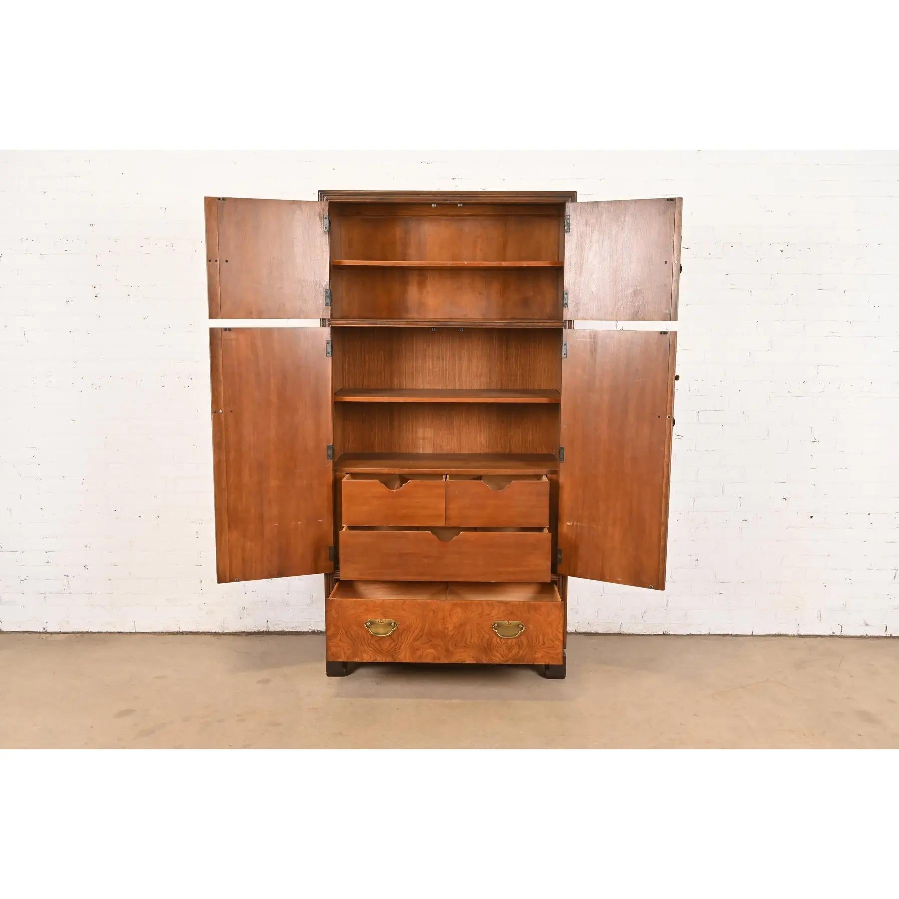 Drexel Heritage Hollywood Regency Chinoiserie Armoire Dresser de Madera de Burl finales del siglo XX en venta
