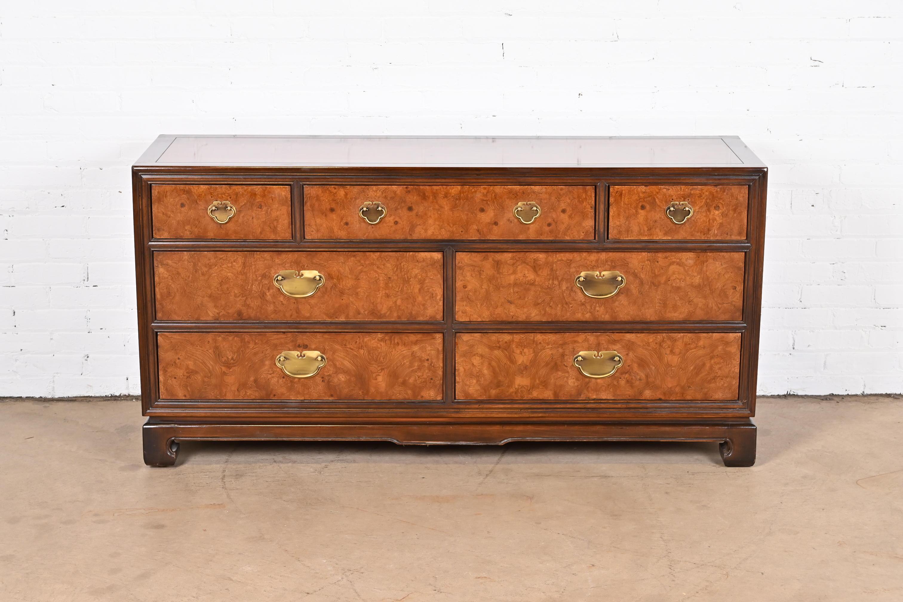 An exceptional Hollywood Regency Chinoiserie style long dresser or credenza

By Drexel Heritage

USA, 1983

Gorgeous burl wood front, with walnut case and banding and original Asian-inspired brass hardware.

Measures: 62