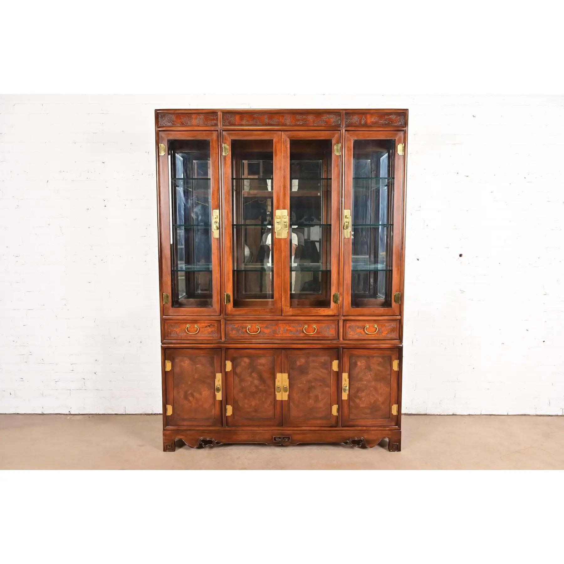 Una splendida libreria illuminata in stile Hollywood Regency Chinoiserie della metà del secolo scorso, una vetrinetta, un mobile bar o un mobile da pranzo

A cura di Drexel Heritage, Collezione 