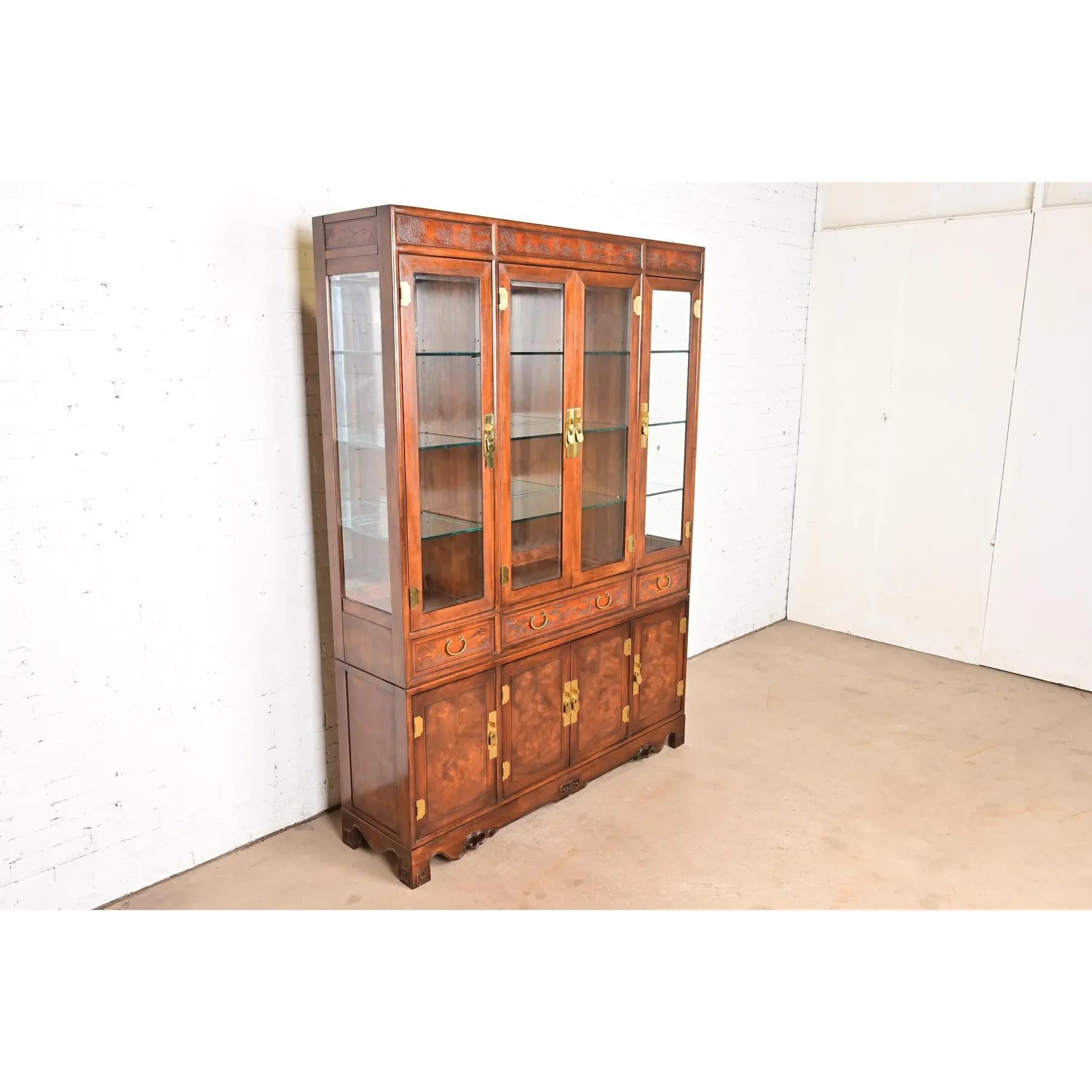 Fine XX secolo Libreria Drexel Heritage Hollywood Regency Chinoiserie in mogano slavato illuminato in vendita