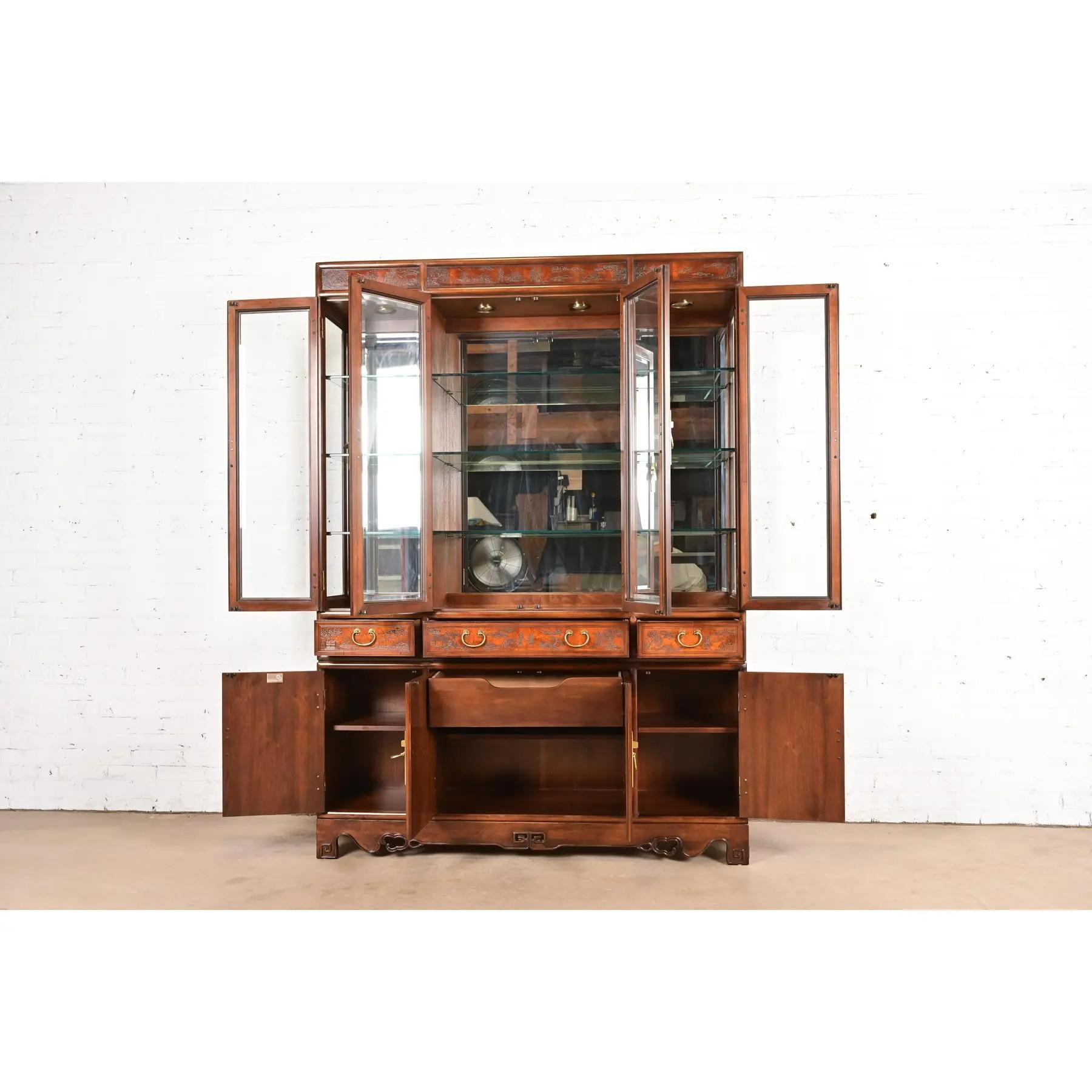 Ottone Libreria Drexel Heritage Hollywood Regency Chinoiserie in mogano slavato illuminato in vendita