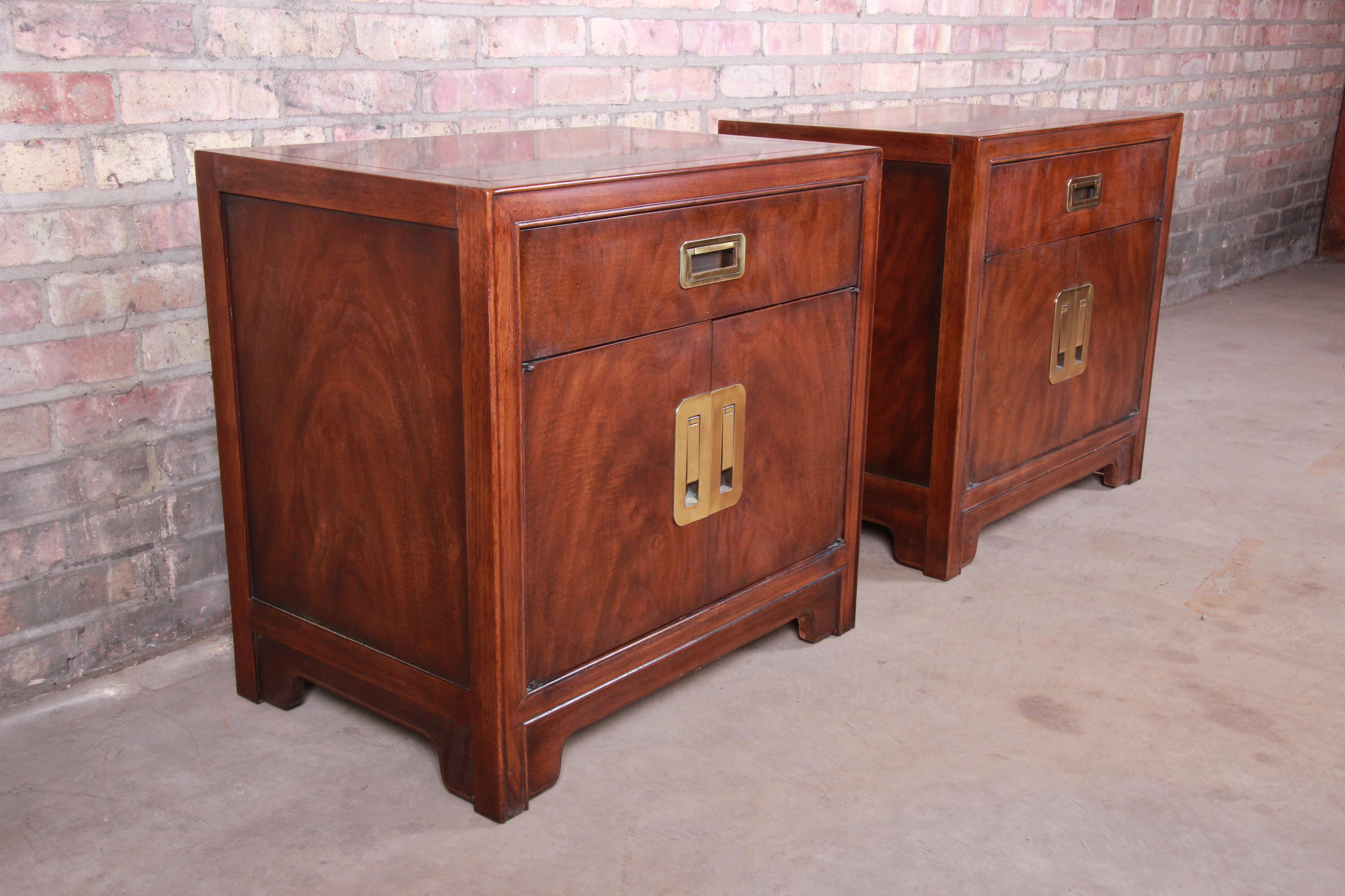 Drexel Heritage Hollywood Regency Chinoiserie Campaign Style Nightstands, Pair In Good Condition In South Bend, IN