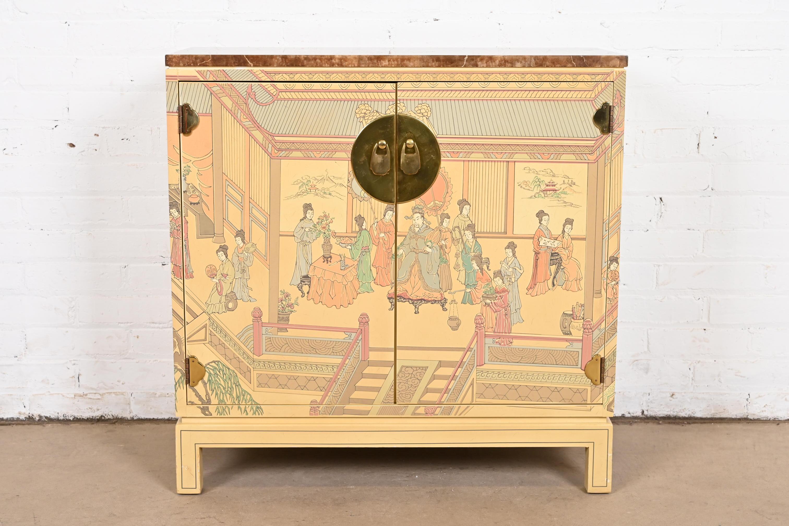 Ein prächtiger Chinoiserie-Barschrank im Hollywood-Regency-Stil

Von Drexel Heritage

USA, ca. 1980er Jahre

Cremefarben lackiertes Mahagoni, mit handgemalten chinesischen Szenen, bemalter Kunstmarmorplatte und originalen Messingbeschlägen.

Maße: