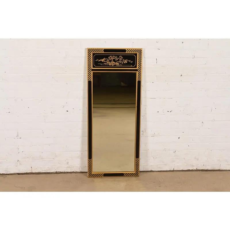 Uno splendido specchio da parete alto in stile Hollywood Regency Chinoiserie

Da Drexel Heritage

USA, circa anni '1980

Mogano laccato nero, con scene cinesi dipinte a mano.

Misure: 17,75