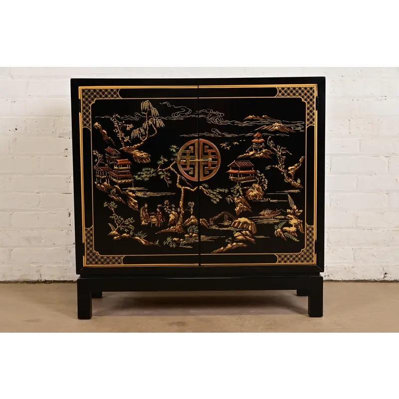 A gorgeous Hollywood Regency Chinoiserie bar cabinet

By Drexel Heritage

USA, Circa 1980s

Black lacquered mahogany, with hand-painted Chinese scenes, and original Asian-inspired brass hardware.

Measures: 30