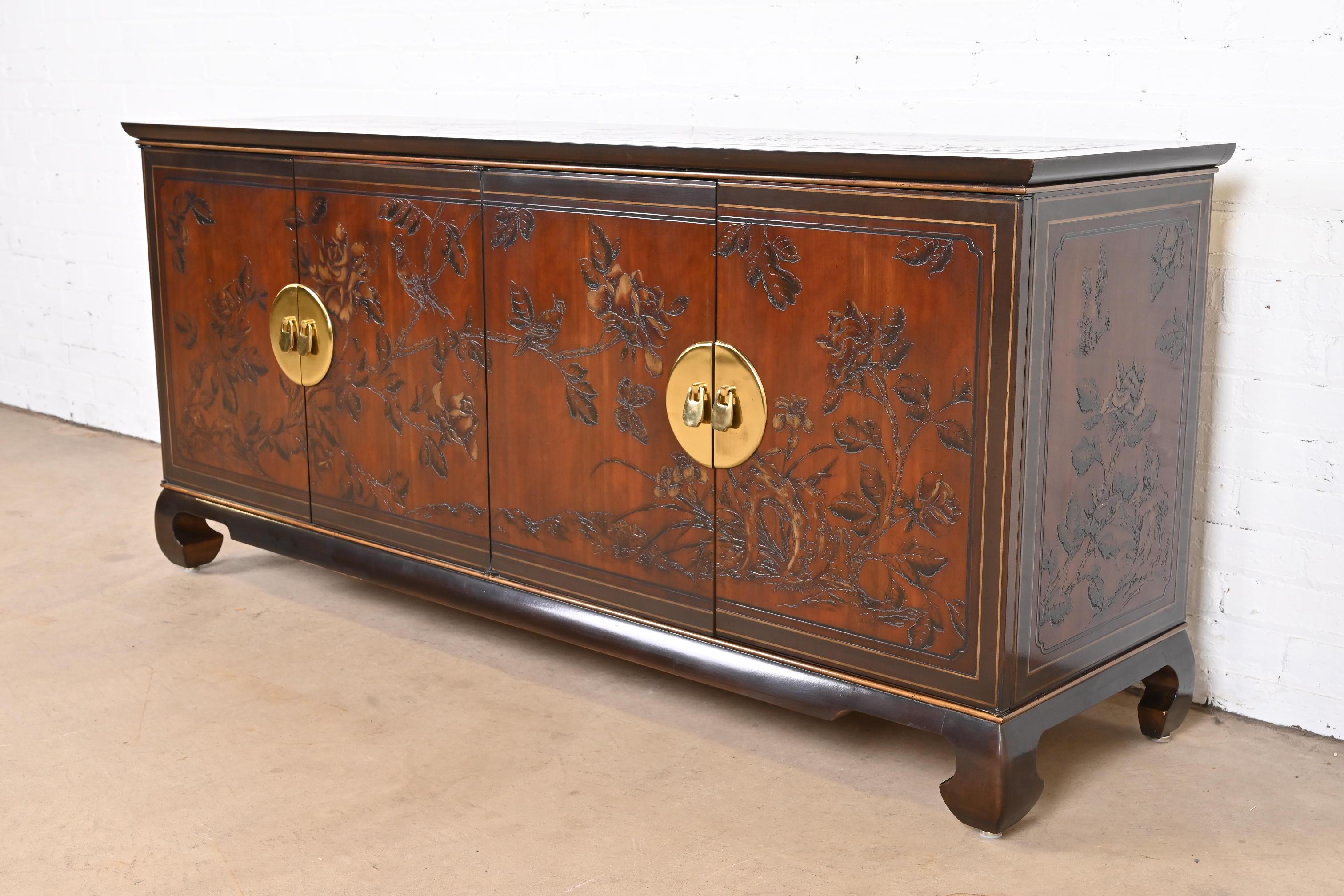 A gorgeous midcentury Hollywood Regency chinoiserie sideboard, credenza, or bar cabinet

By Drexel Heritage

USA, circa 1970s

chinoiserie decorated mahogany, with original brass hardware.

Measures: 68