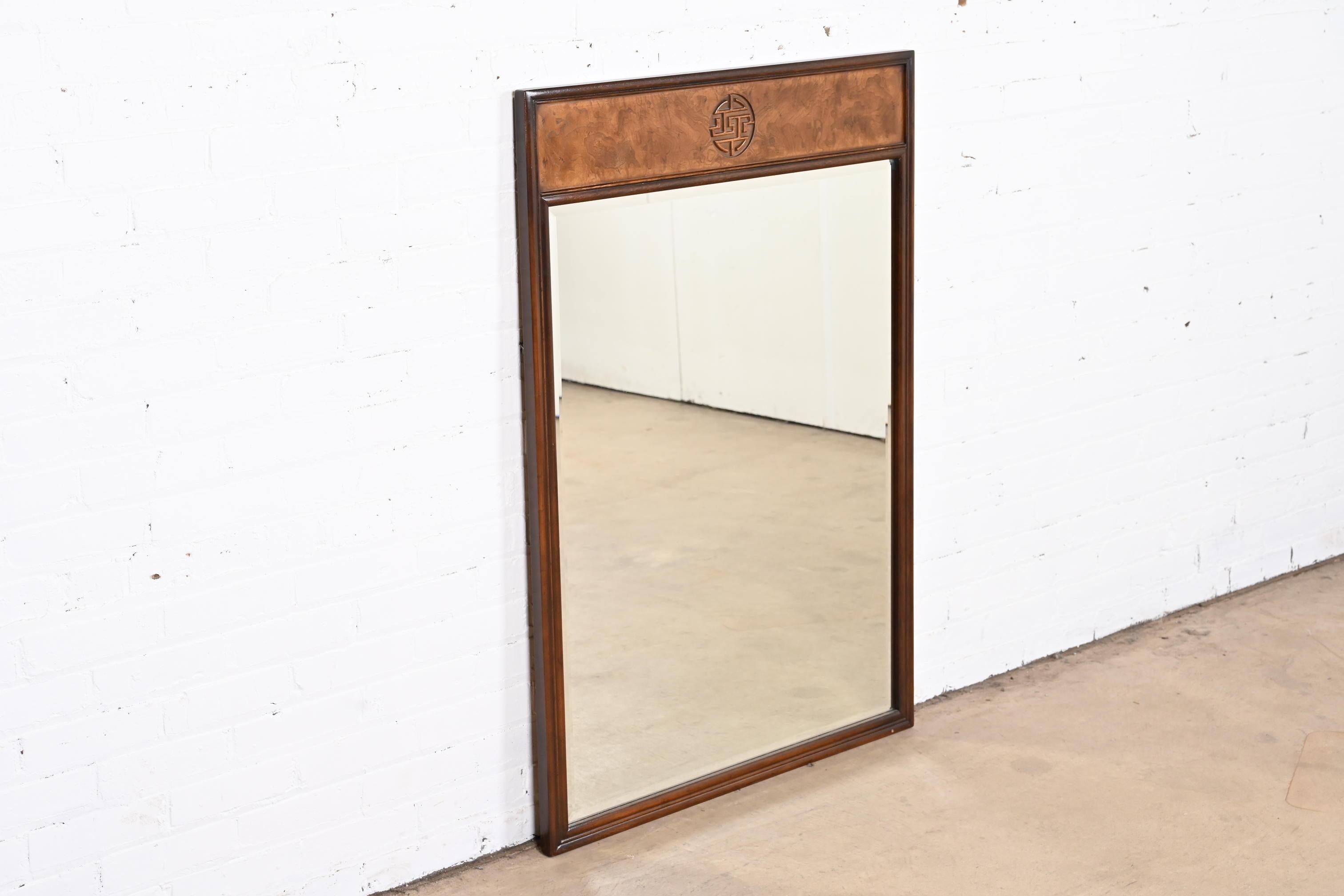 A gorgeous Hollywood Regency Chinoiserie style wall mirror

By Drexel Heritage

USA, 1983

Burl wood and walnut frame, with carved Asian detail, and beveled glass mirror.

Measures: 32