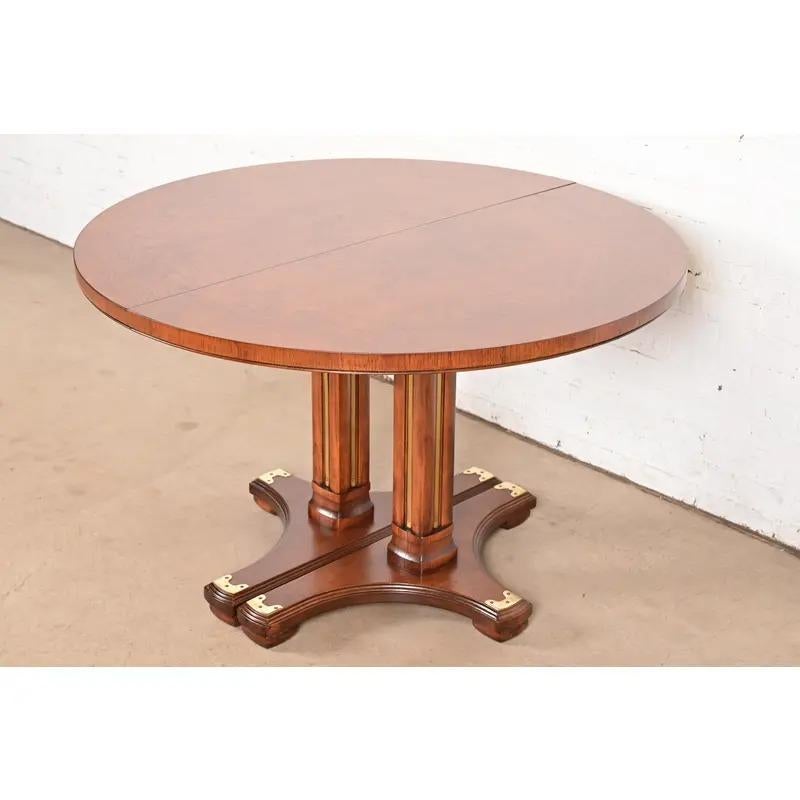 Américain Drexel Heritage Table de salle à manger à rallonge Hollywood Regency, nouvellement revernie en vente