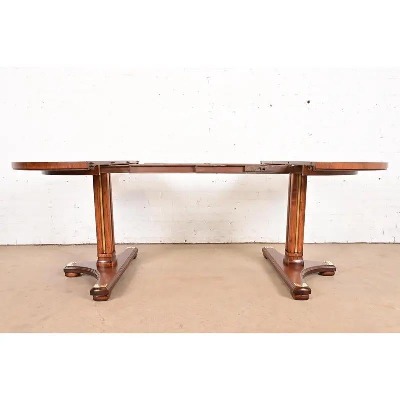 Laiton Drexel Heritage Table de salle à manger à rallonge Hollywood Regency, nouvellement revernie en vente