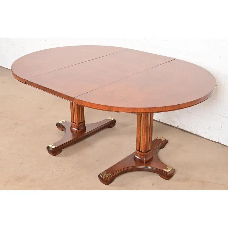 Drexel Heritage Table de salle à manger à rallonge Hollywood Regency, nouvellement revernie en vente 2