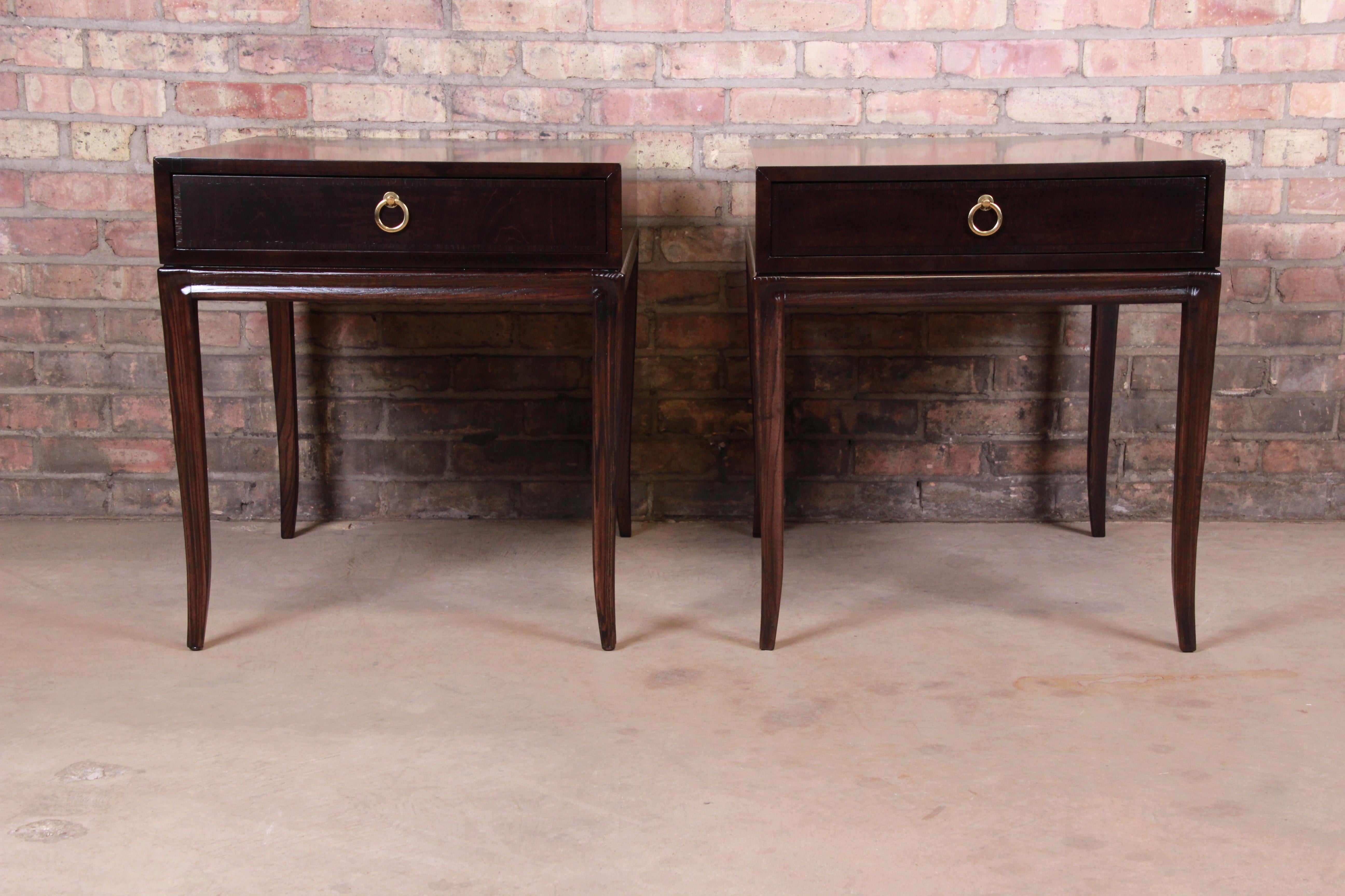 An elegant pair of Robsjohn-Gibbings style Mid-Century Modern Hollywood Regency nightstands or end tables

By Drexel Heritage

USA, circa 1960s

Dark mahogany, with original brass hardware.

Measures: 22.25