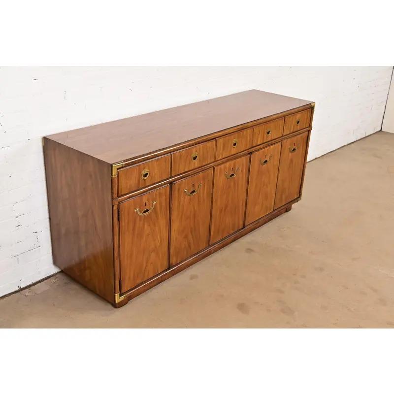 Drexel Heritage Hollywood Regency Walnut Sideboard Credenza, Circa 1970s In Good Condition For Sale In South Bend, IN