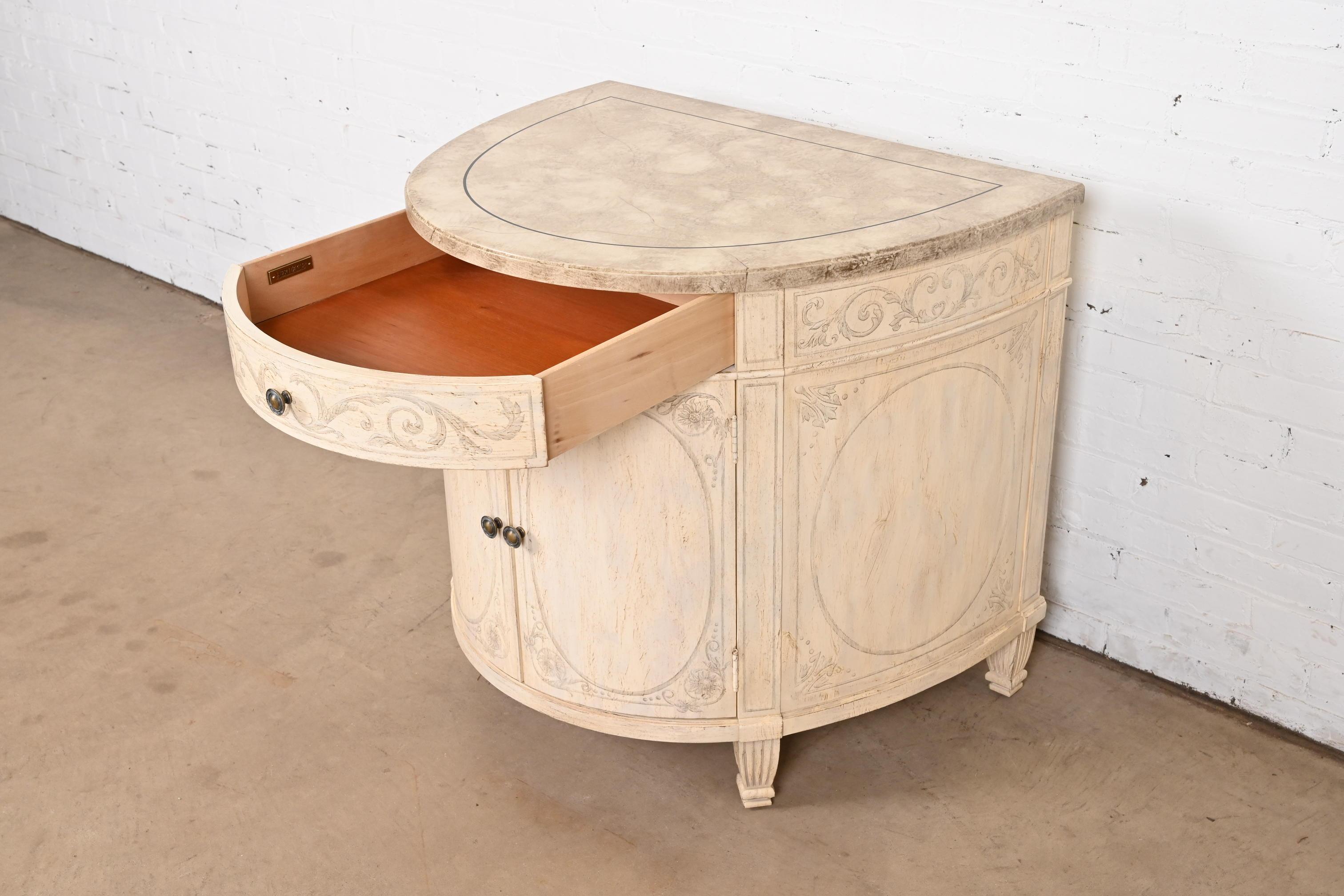 Drexel Heritage Italienischer neoklassizistischer Demilunenschrank im Angebot 4