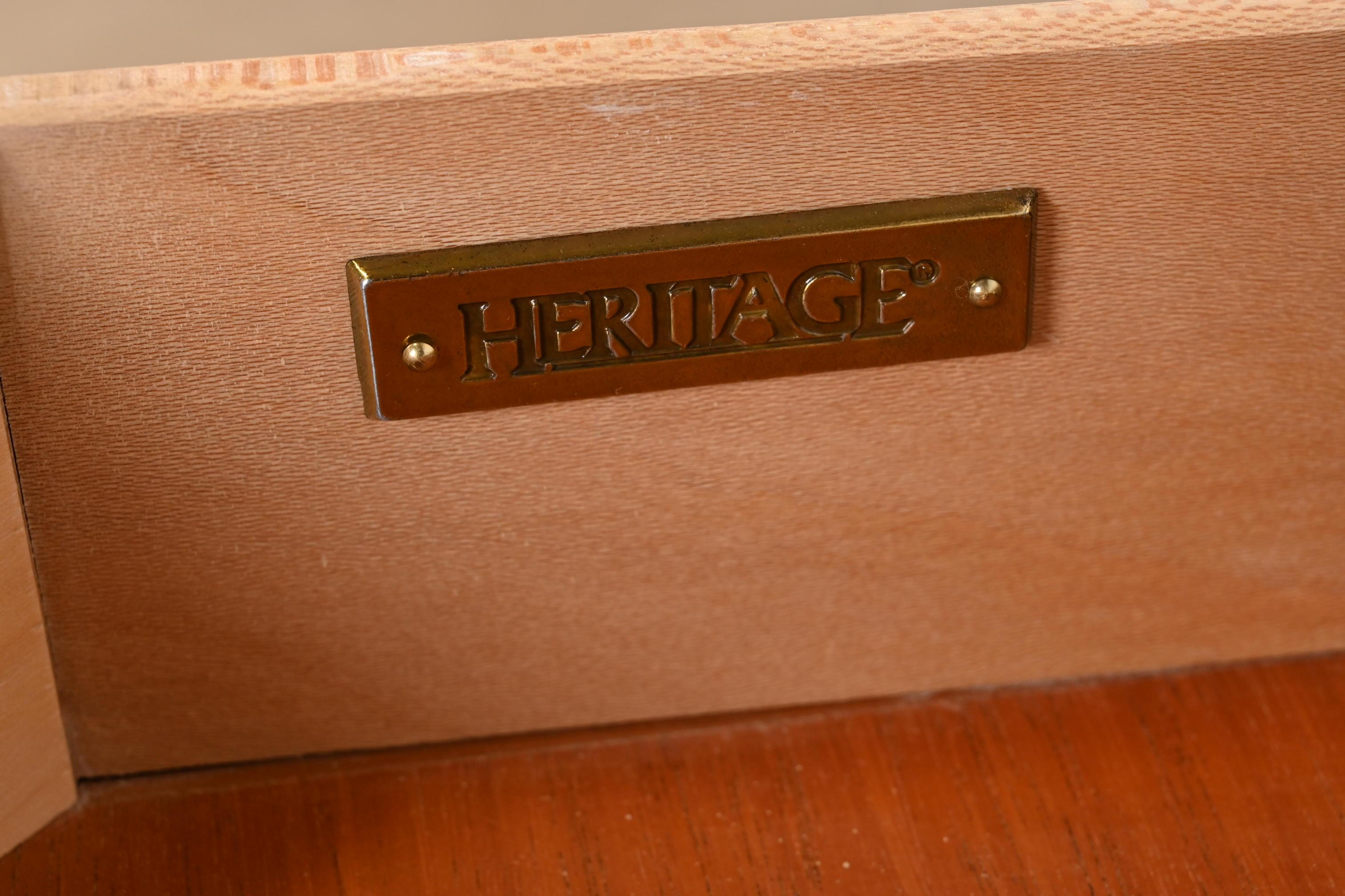 Drexel Heritage Italienischer neoklassizistischer Demilunenschrank im Angebot 5
