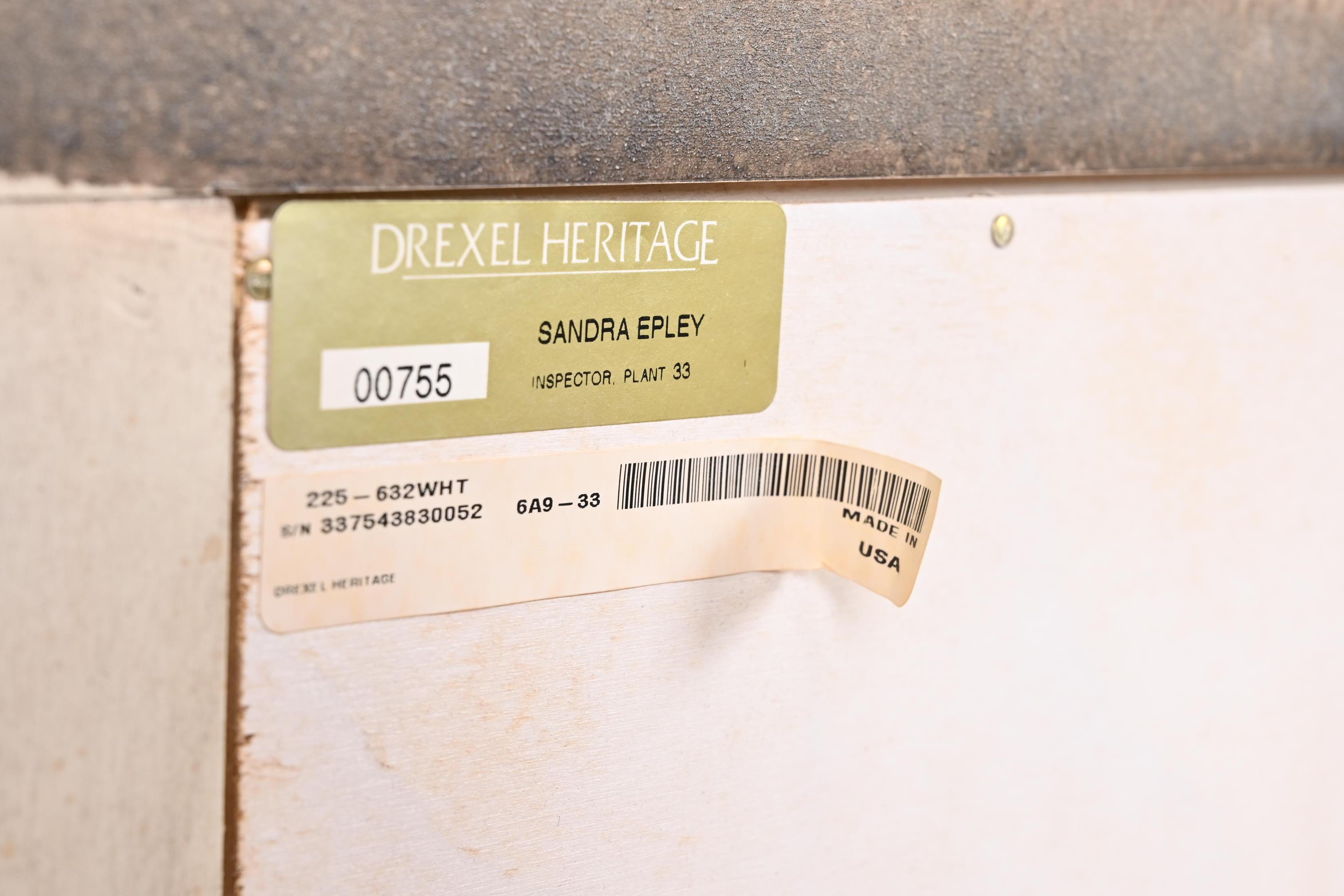 Drexel Heritage Italienischer neoklassizistischer Demilunenschrank im Angebot 9